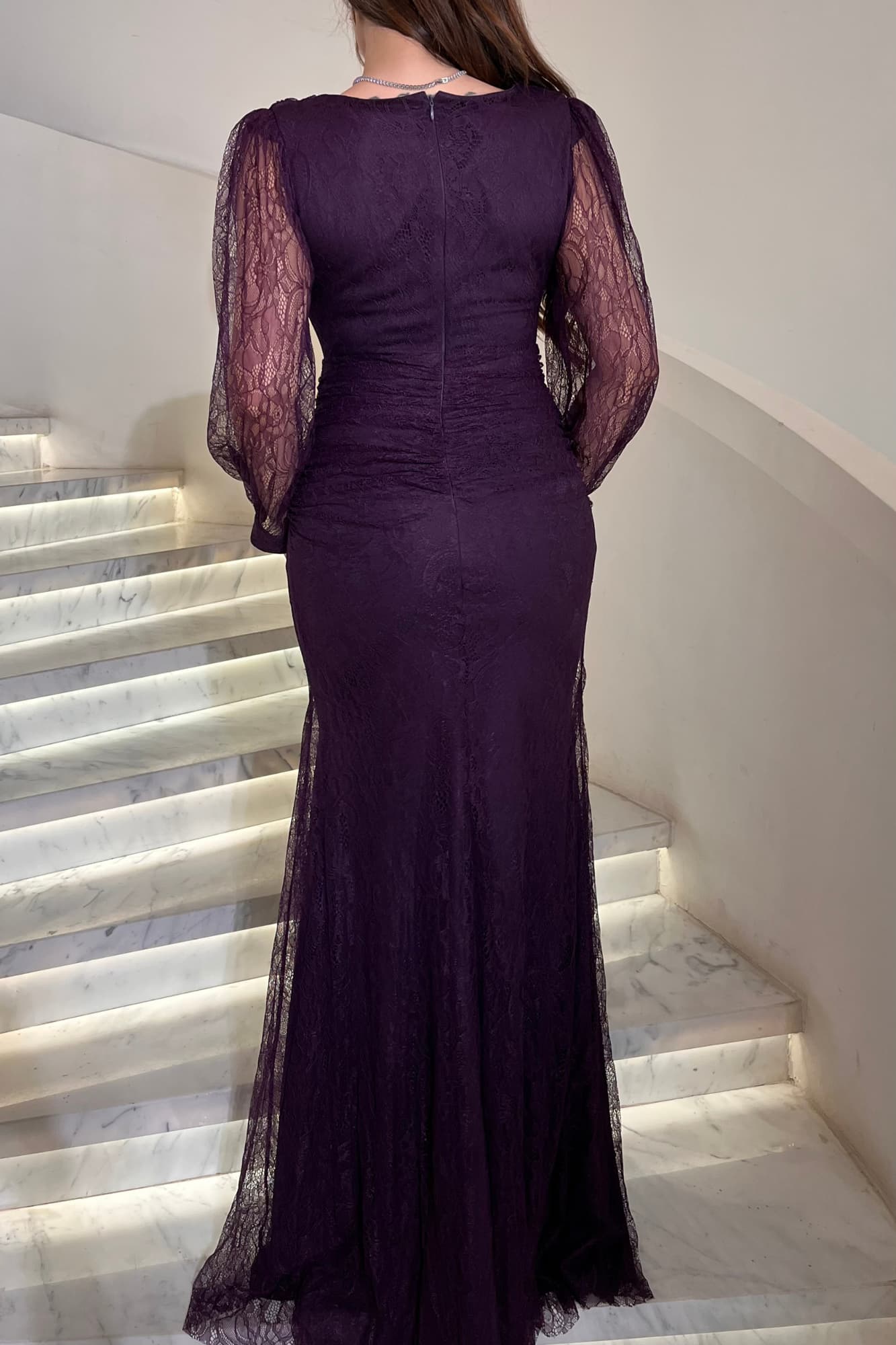 فستان سهرة من خامة الدانتيل الفاخرة تلف الجسم بنعومة وتبرِز الخصر بشكل منحوت