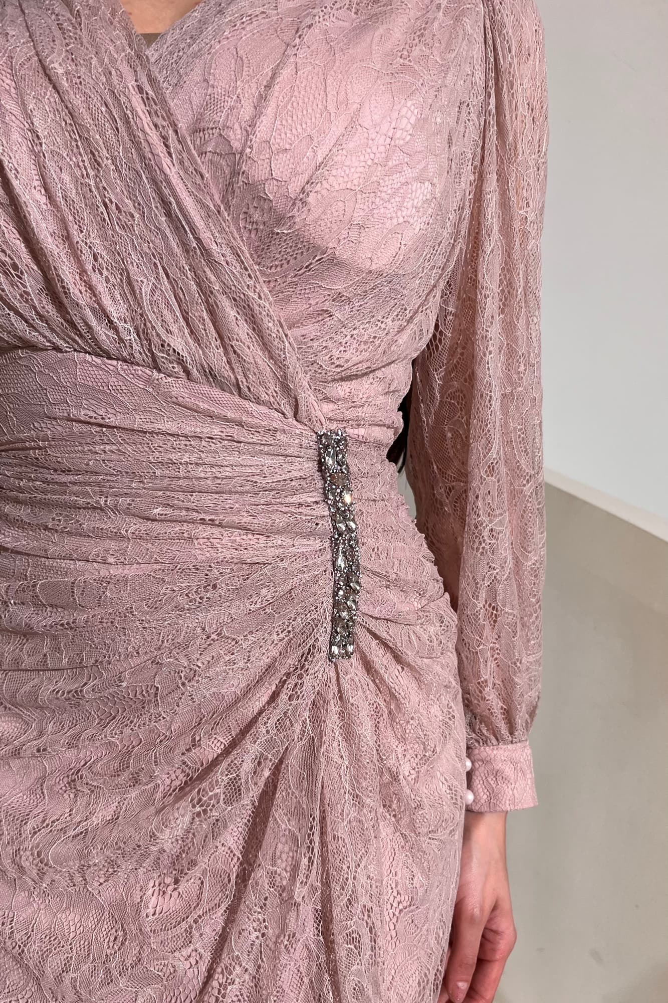 فستان سهرة من خامة الدانتيل الفاخرة تلف الجسم بنعومة وتبرِز الخصر بشكل منحوت لحمي