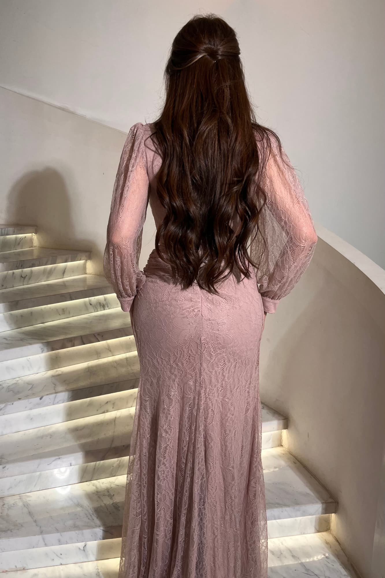 فستان سهرة من خامة الدانتيل الفاخرة تلف الجسم بنعومة وتبرِز الخصر بشكل منحوت