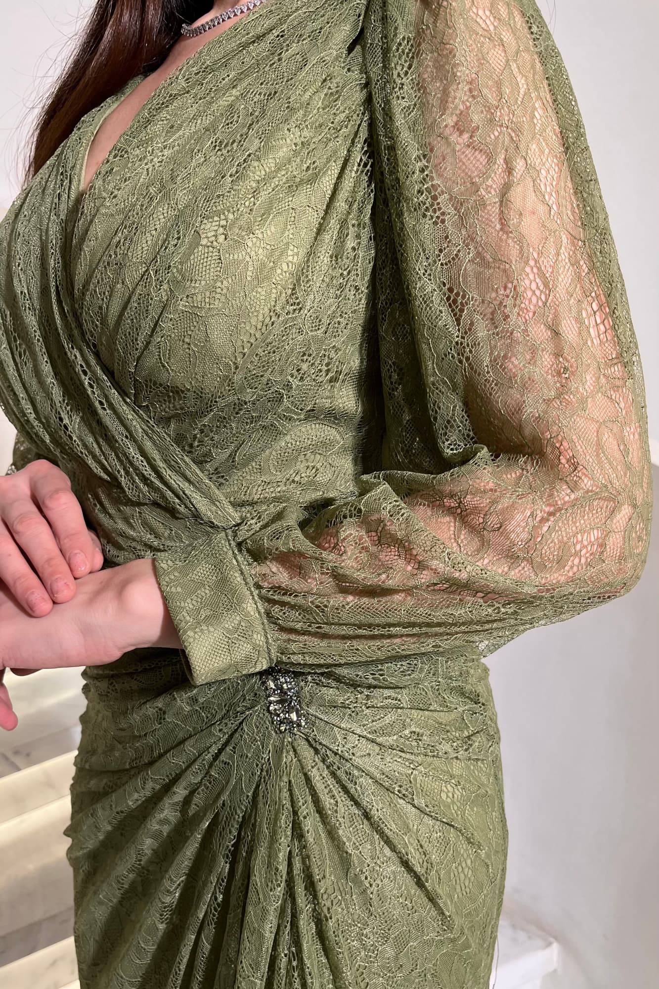 فستان سهرة من خامة الدانتيل الفاخرة تلف الجسم بنعومة وتبرِز الخصر بشكل منحوت