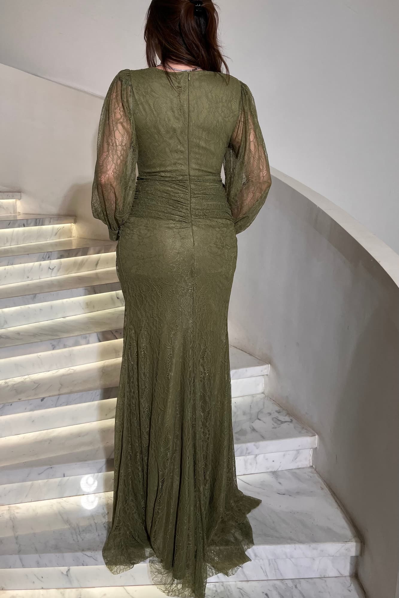 فستان سهرة من خامة الدانتيل الفاخرة تلف الجسم بنعومة وتبرِز الخصر بشكل منحوت