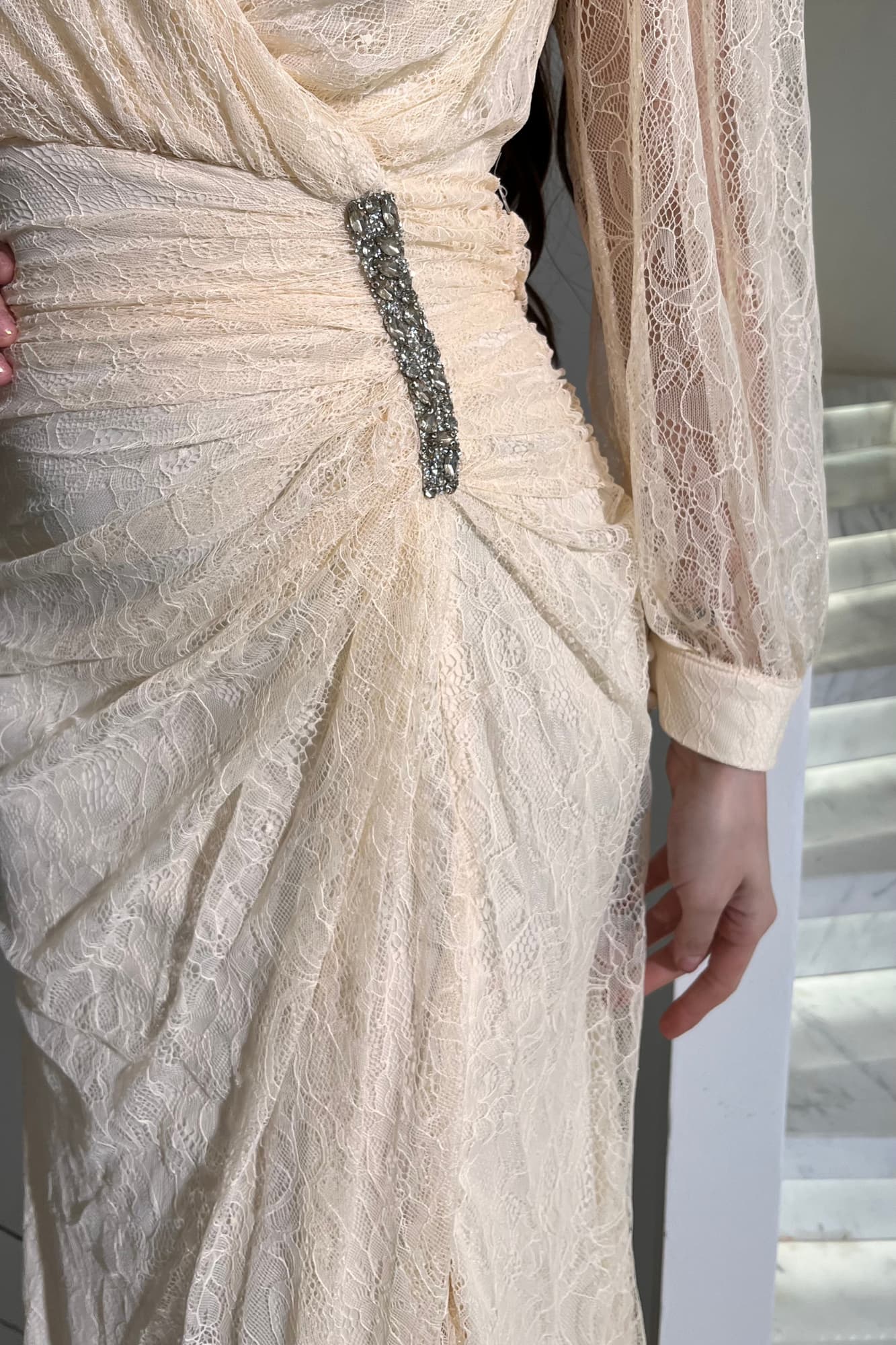 فستان سهرة من خامة الدانتيل الفاخرة تلف الجسم بنعومة وتبرِز الخصر بشكل منحوت بيج