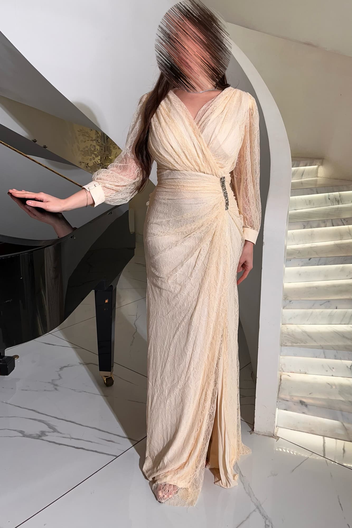 فستان سهرة من خامة الدانتيل الفاخرة تلف الجسم بنعومة وتبرِز الخصر بشكل منحوت