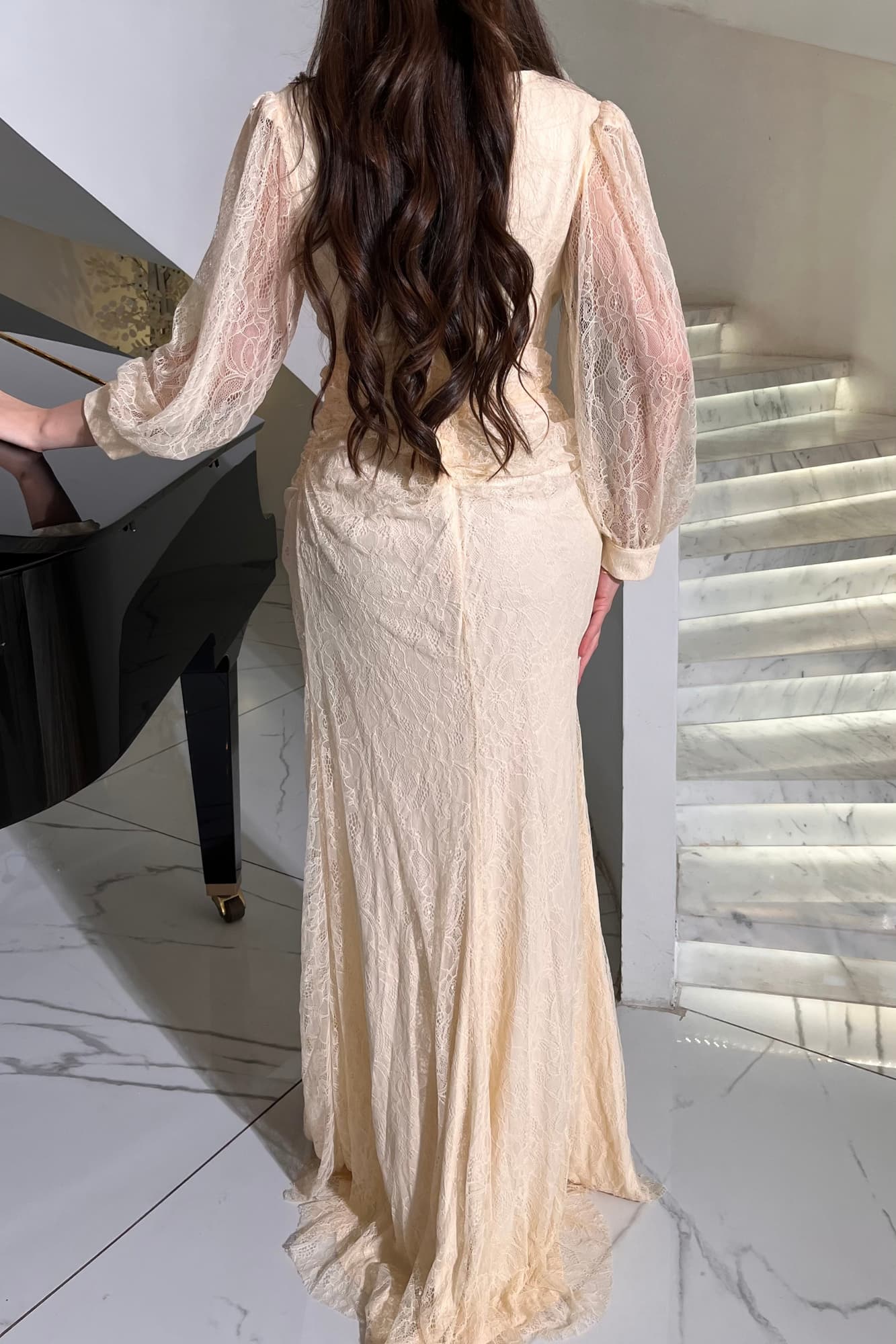 فستان سهرة من خامة الدانتيل الفاخرة تلف الجسم بنعومة وتبرِز الخصر بشكل منحوت