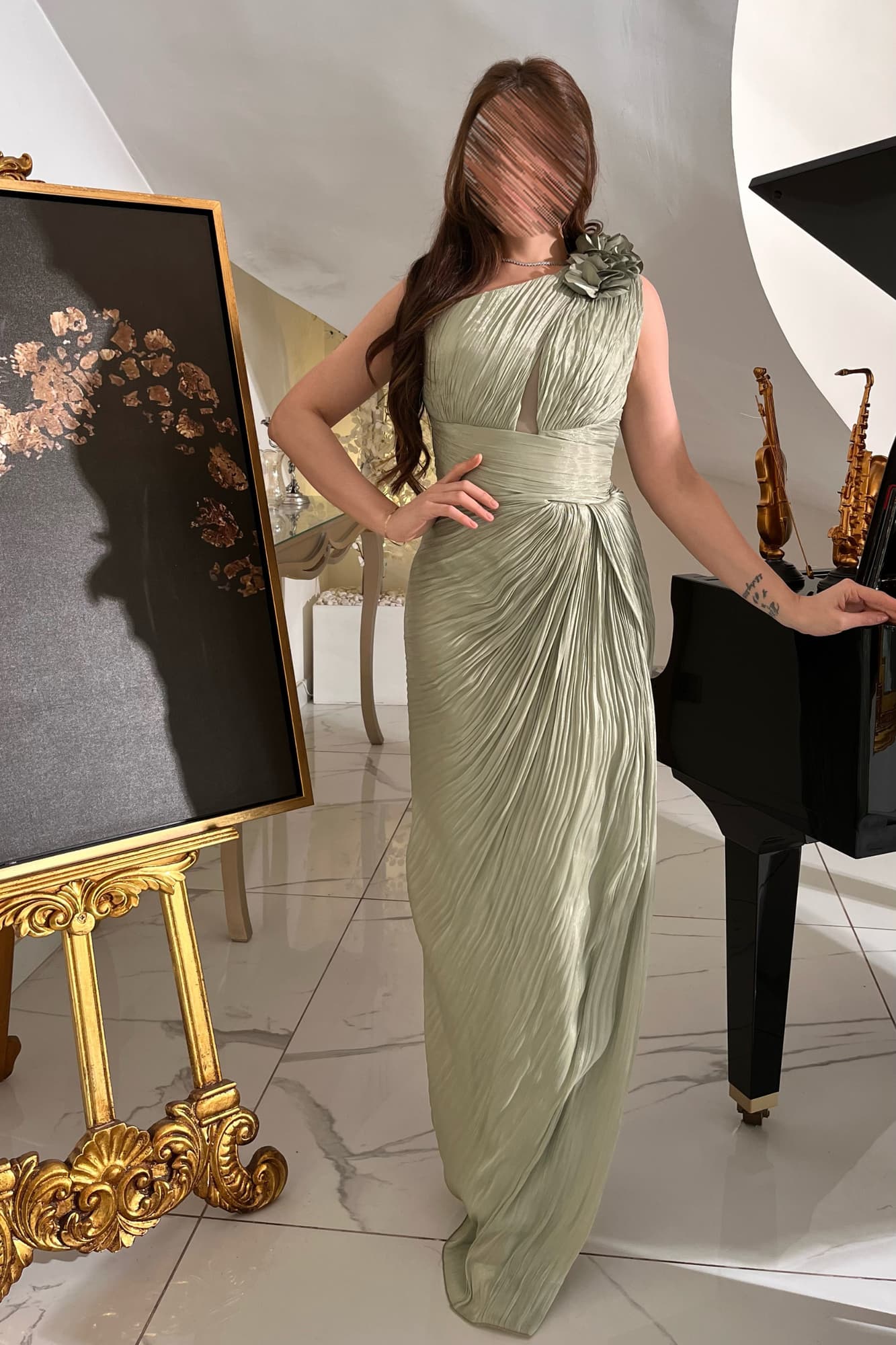 فستان سهرة مصمم بقماش مطوي بالكامل بطريقة فنية تعطي انسيابية وتناسق مثالي مع القوام