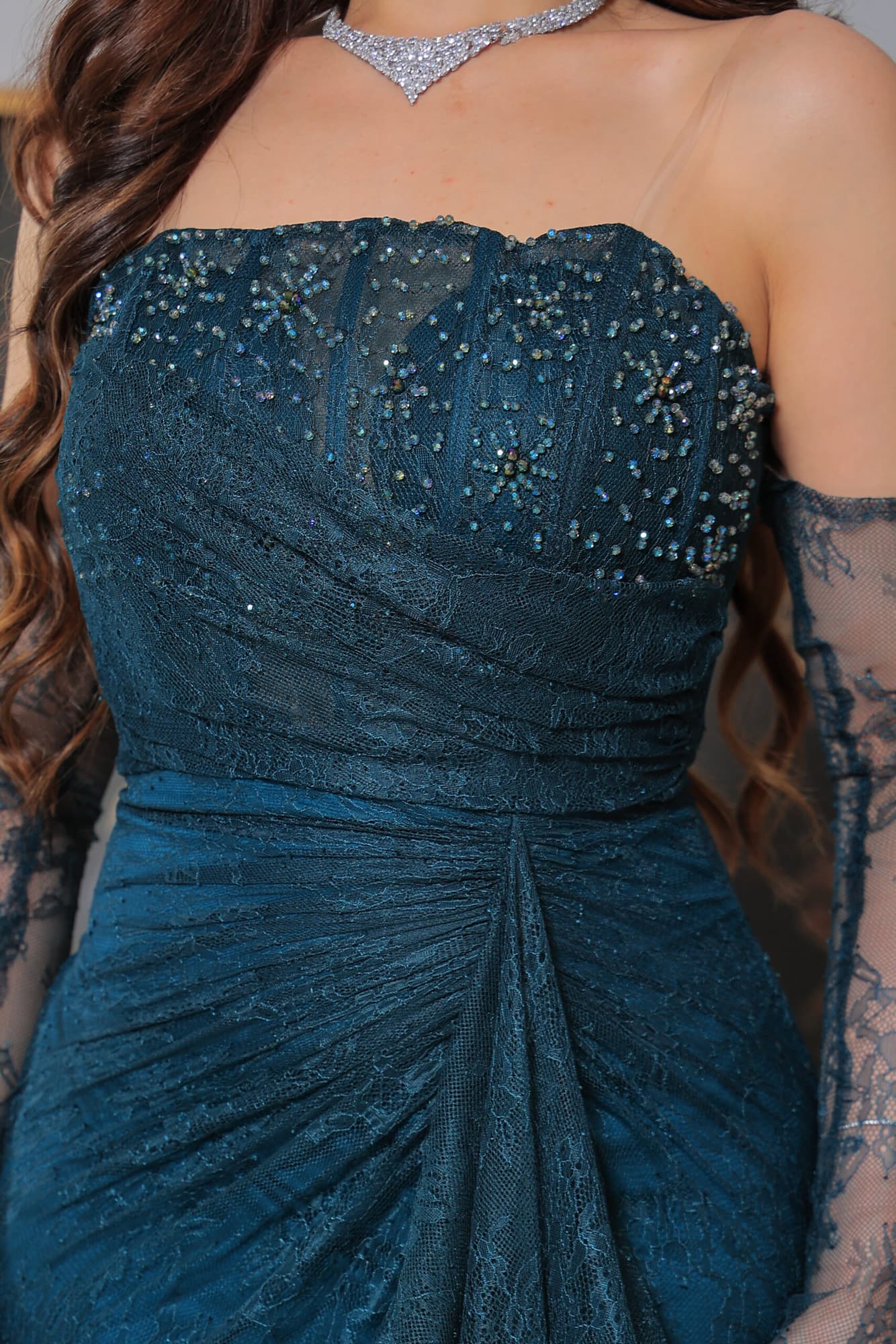 فستان سهرة دانتيل باكمام خارجيه ويتميز بقصته الانسيابية اخضر غامق