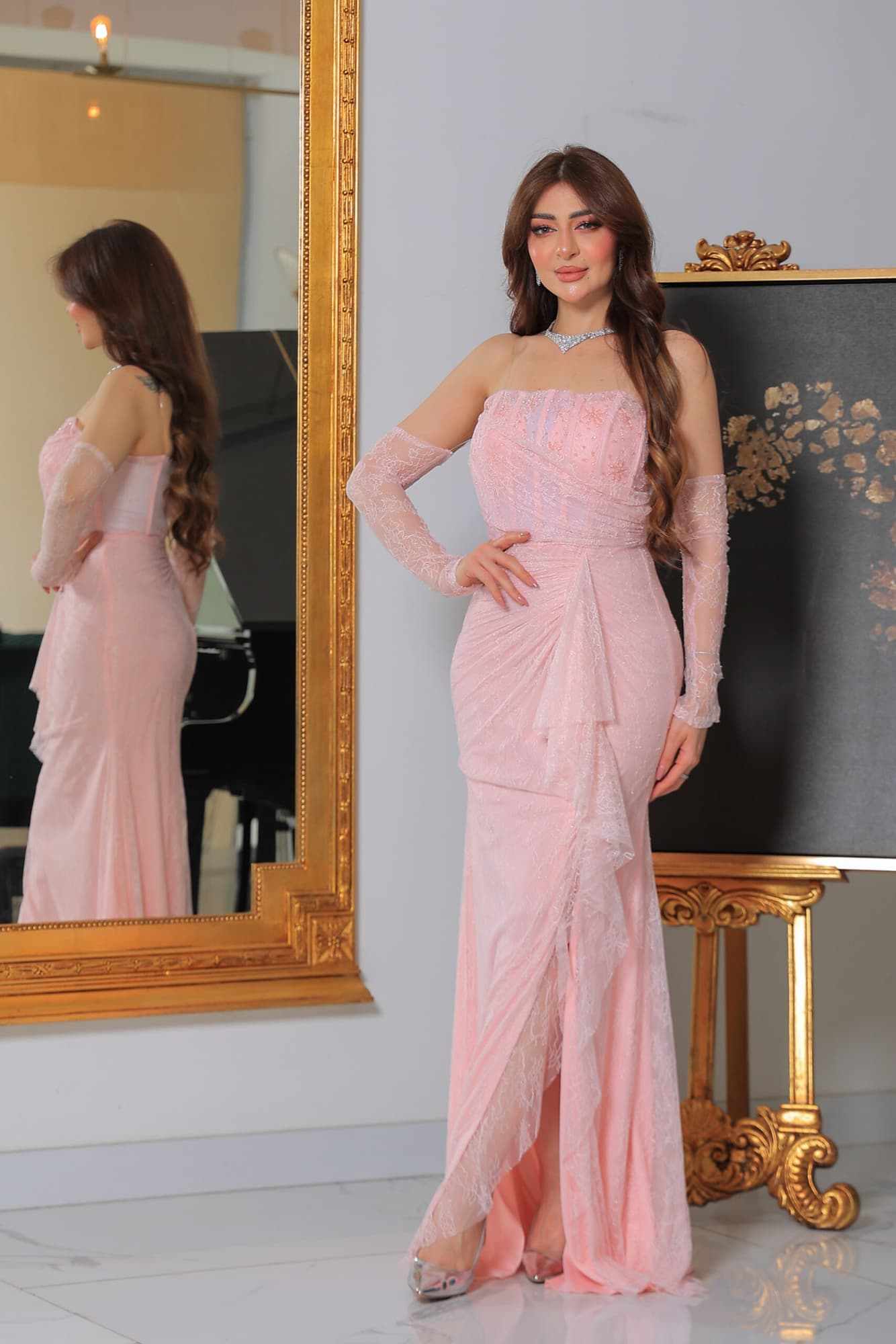 فستان سهرة دانتيل باكمام خارجيه ويتميز بقصته الانسيابية