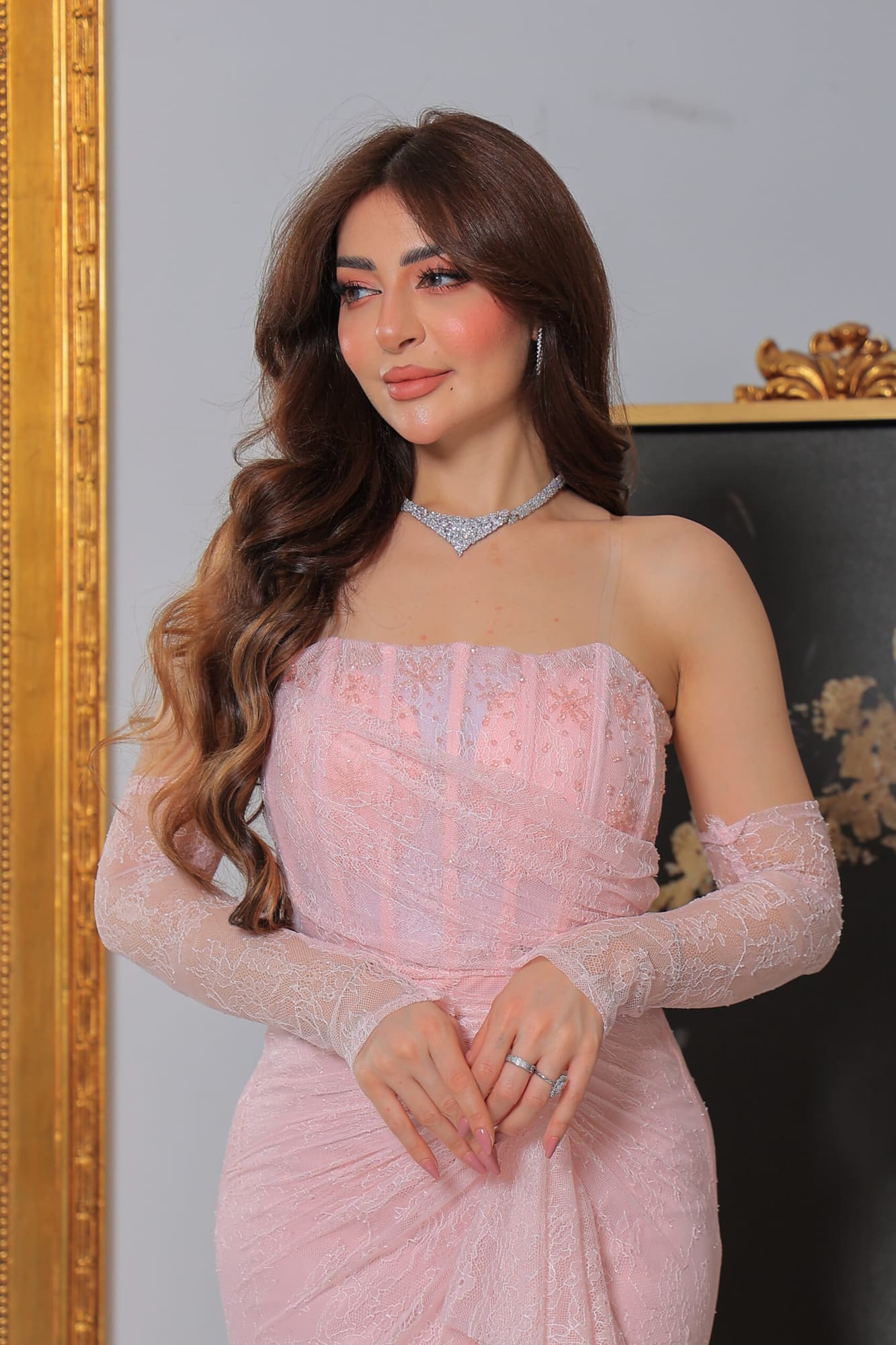 فستان سهرة دانتيل باكمام خارجيه ويتميز بقصته الانسيابية