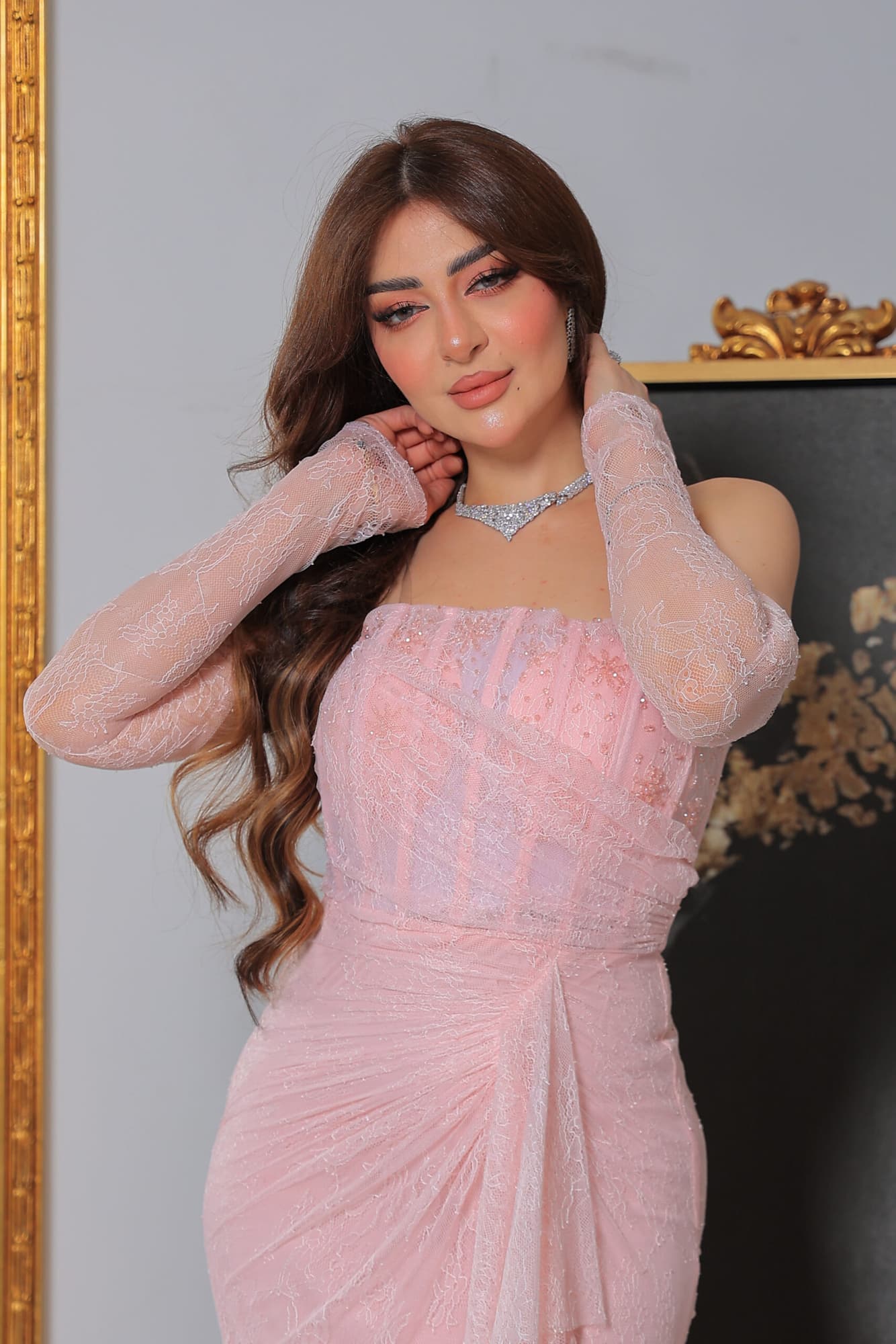 فستان سهرة دانتيل باكمام خارجيه ويتميز بقصته الانسيابية