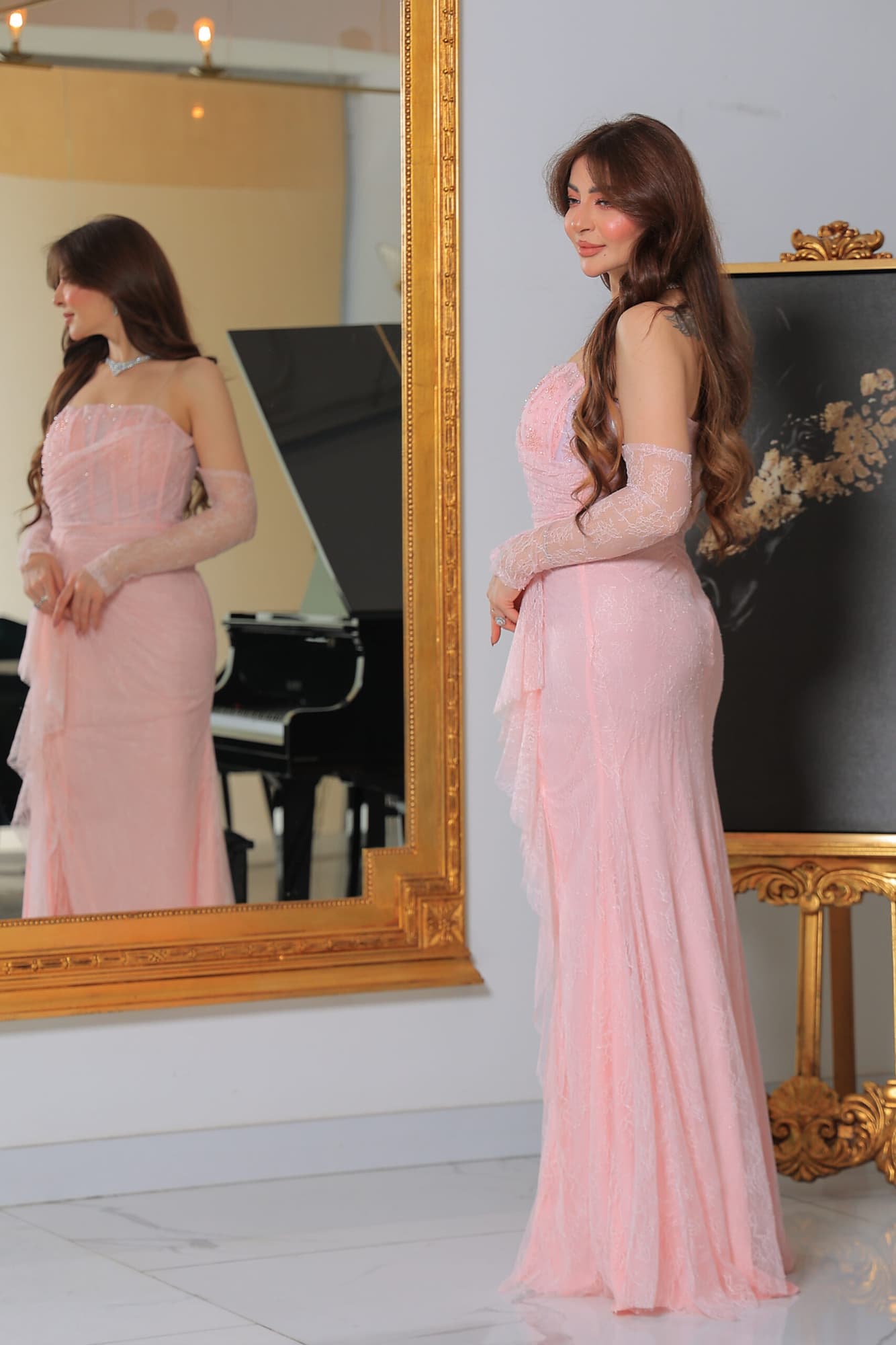 فستان سهرة دانتيل باكمام خارجيه ويتميز بقصته الانسيابية