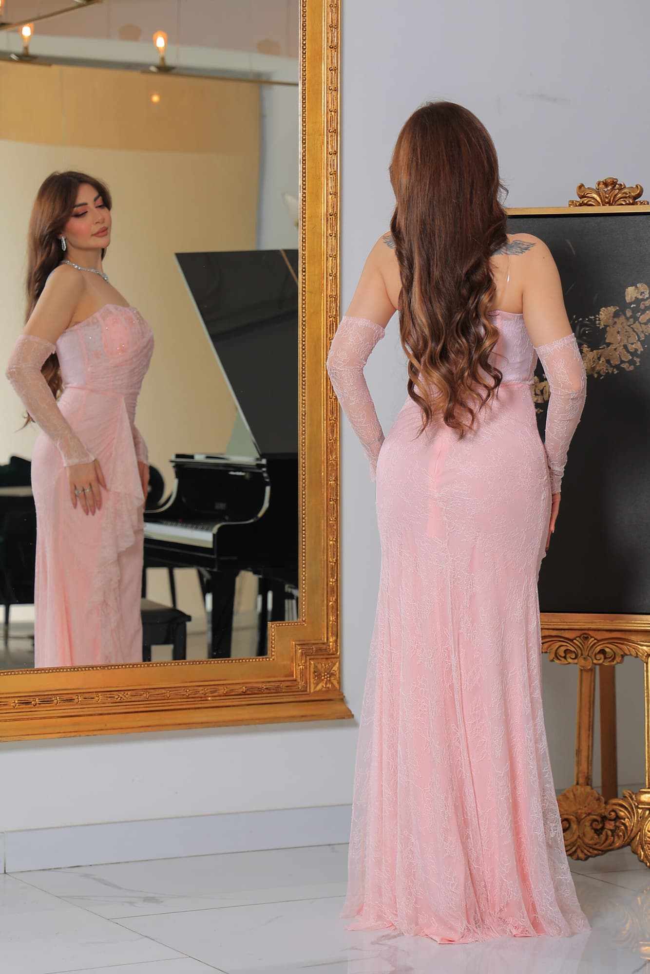 فستان سهرة دانتيل باكمام خارجيه ويتميز بقصته الانسيابية