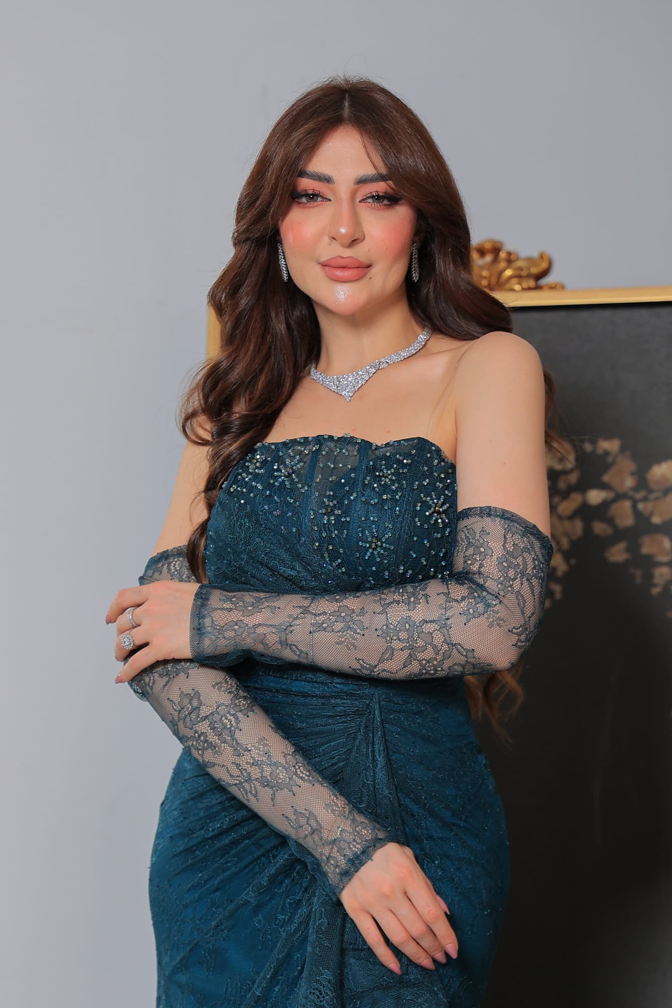 فستان سهرة دانتيل باكمام خارجيه ويتميز بقصته الانسيابية