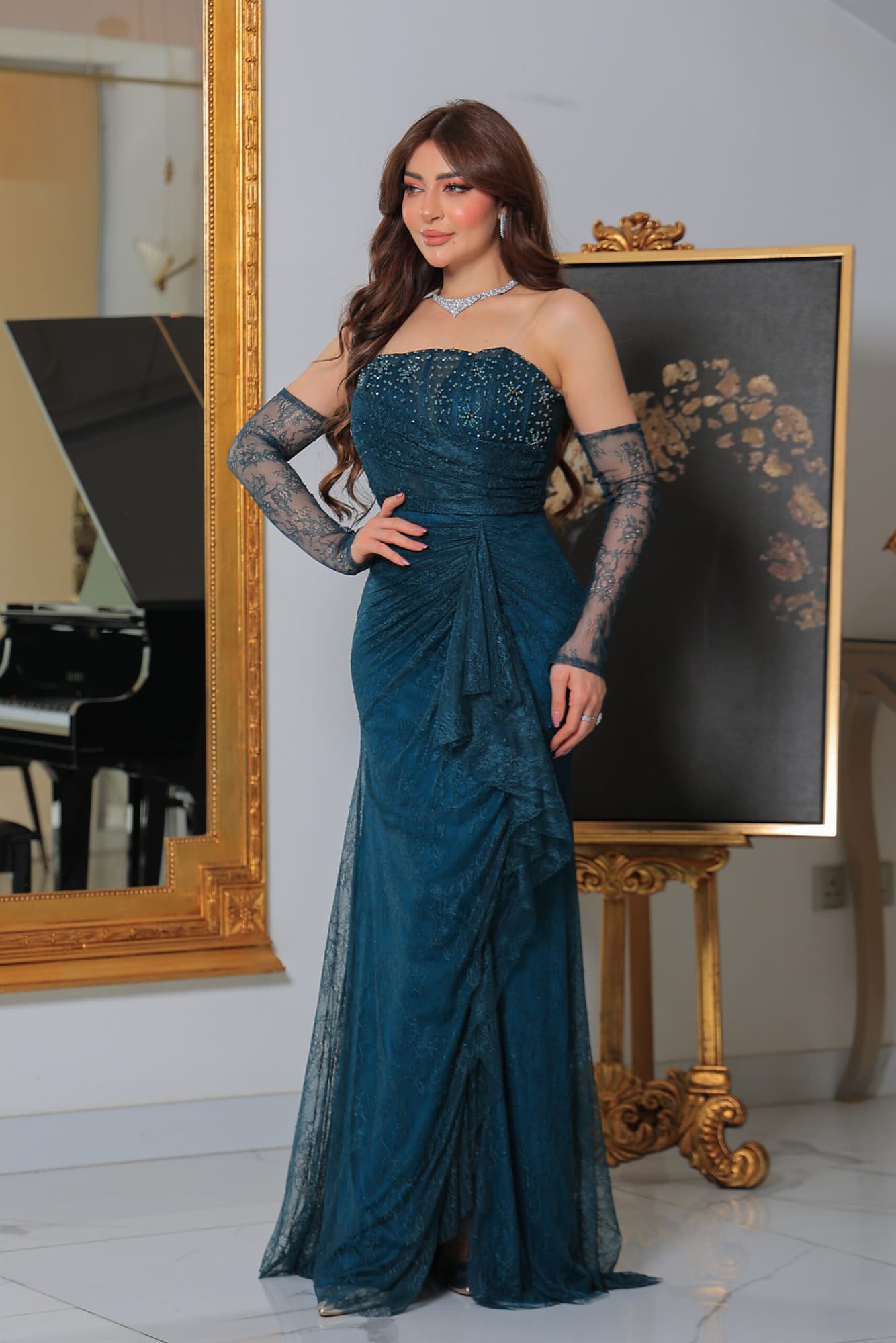 فستان سهرة دانتيل باكمام خارجيه ويتميز بقصته الانسيابية