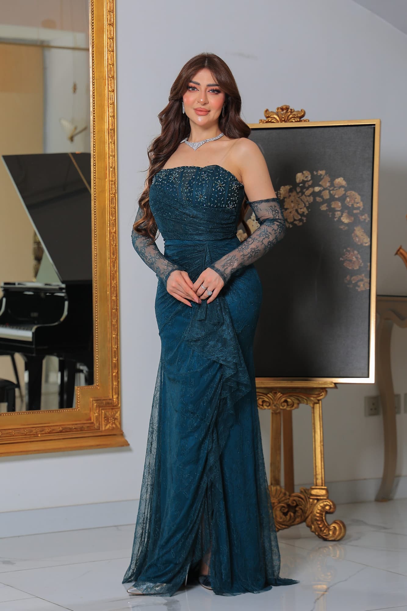 فستان سهرة دانتيل باكمام خارجيه ويتميز بقصته الانسيابية