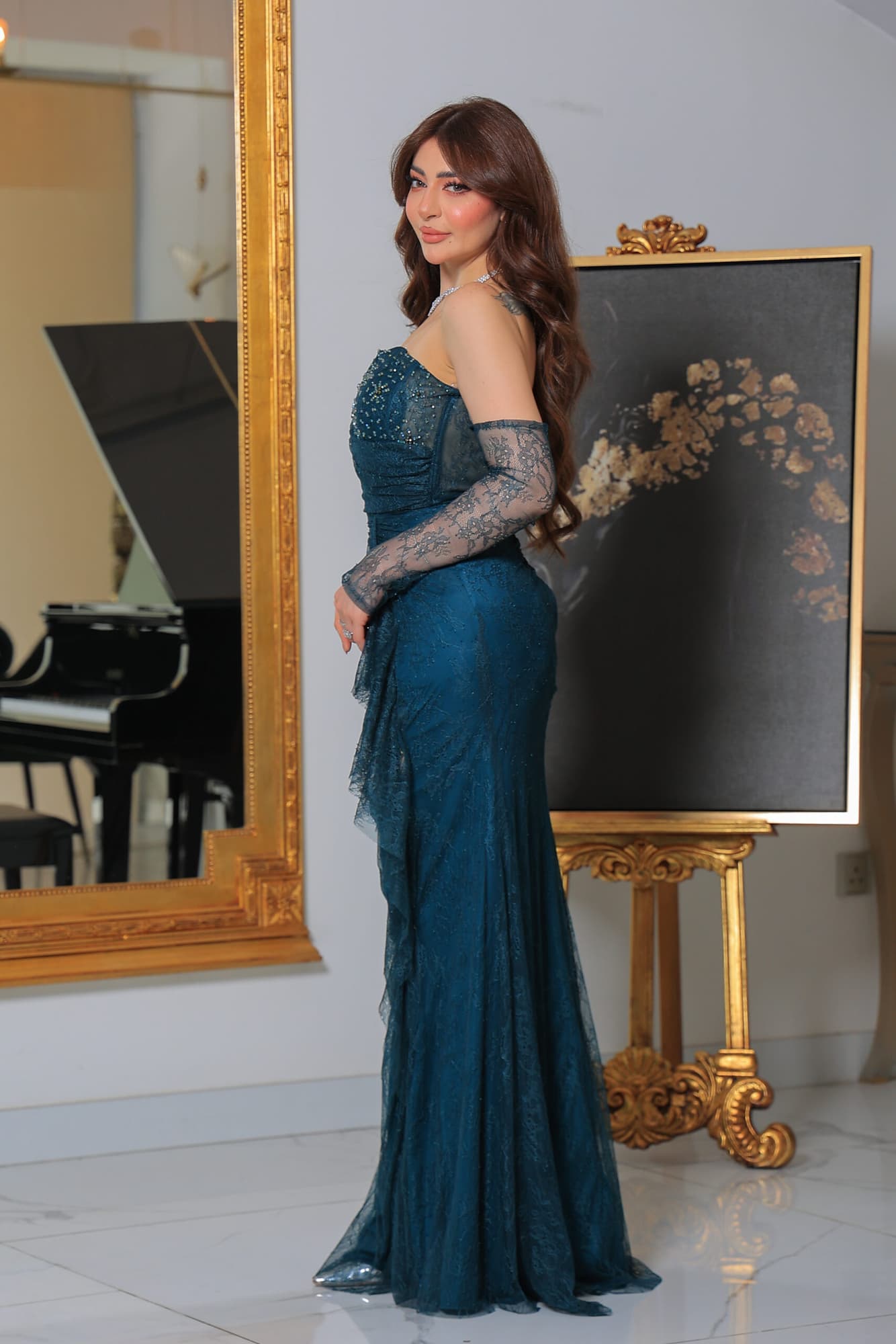 فستان سهرة دانتيل باكمام خارجيه ويتميز بقصته الانسيابية