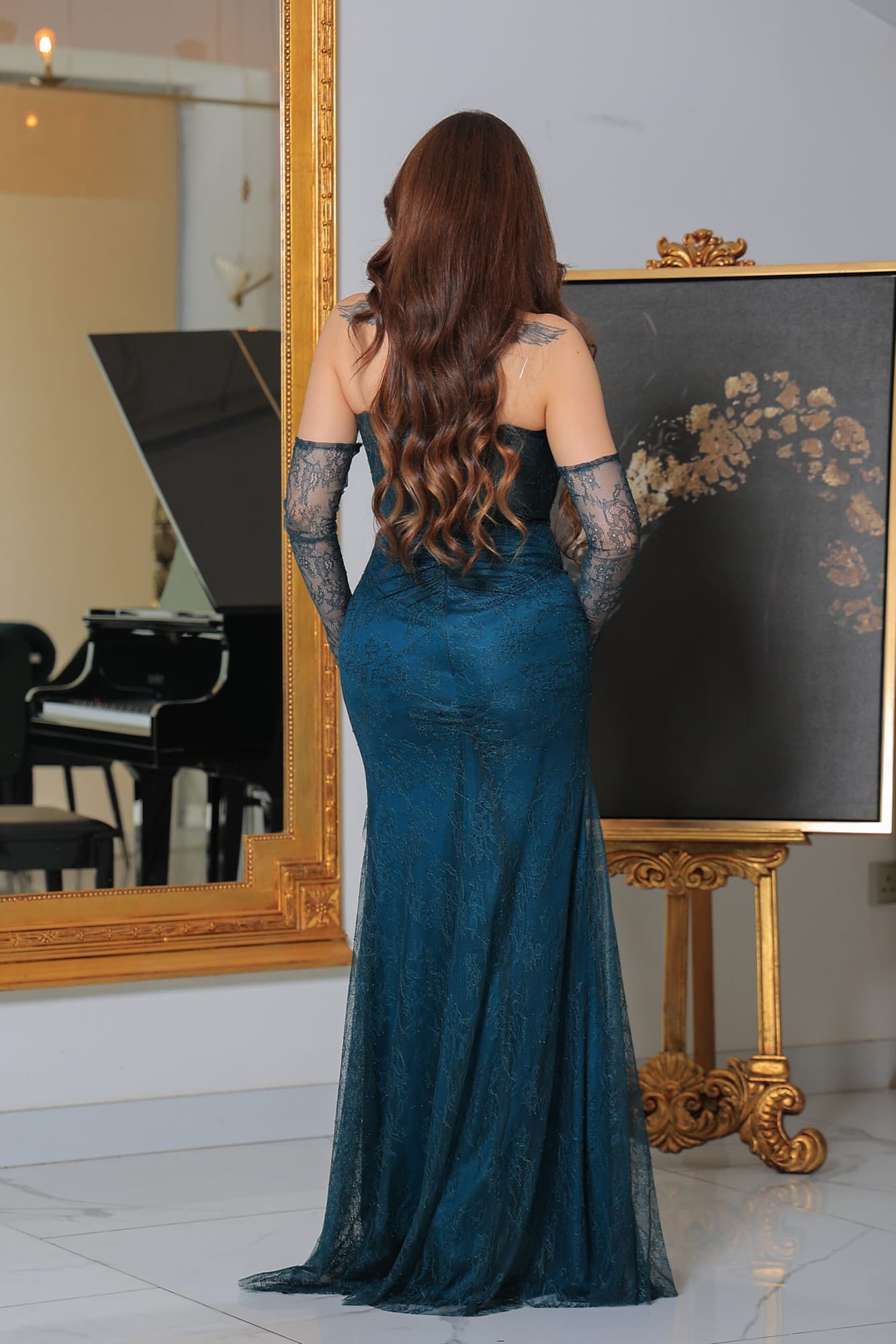 فستان سهرة دانتيل باكمام خارجيه ويتميز بقصته الانسيابية