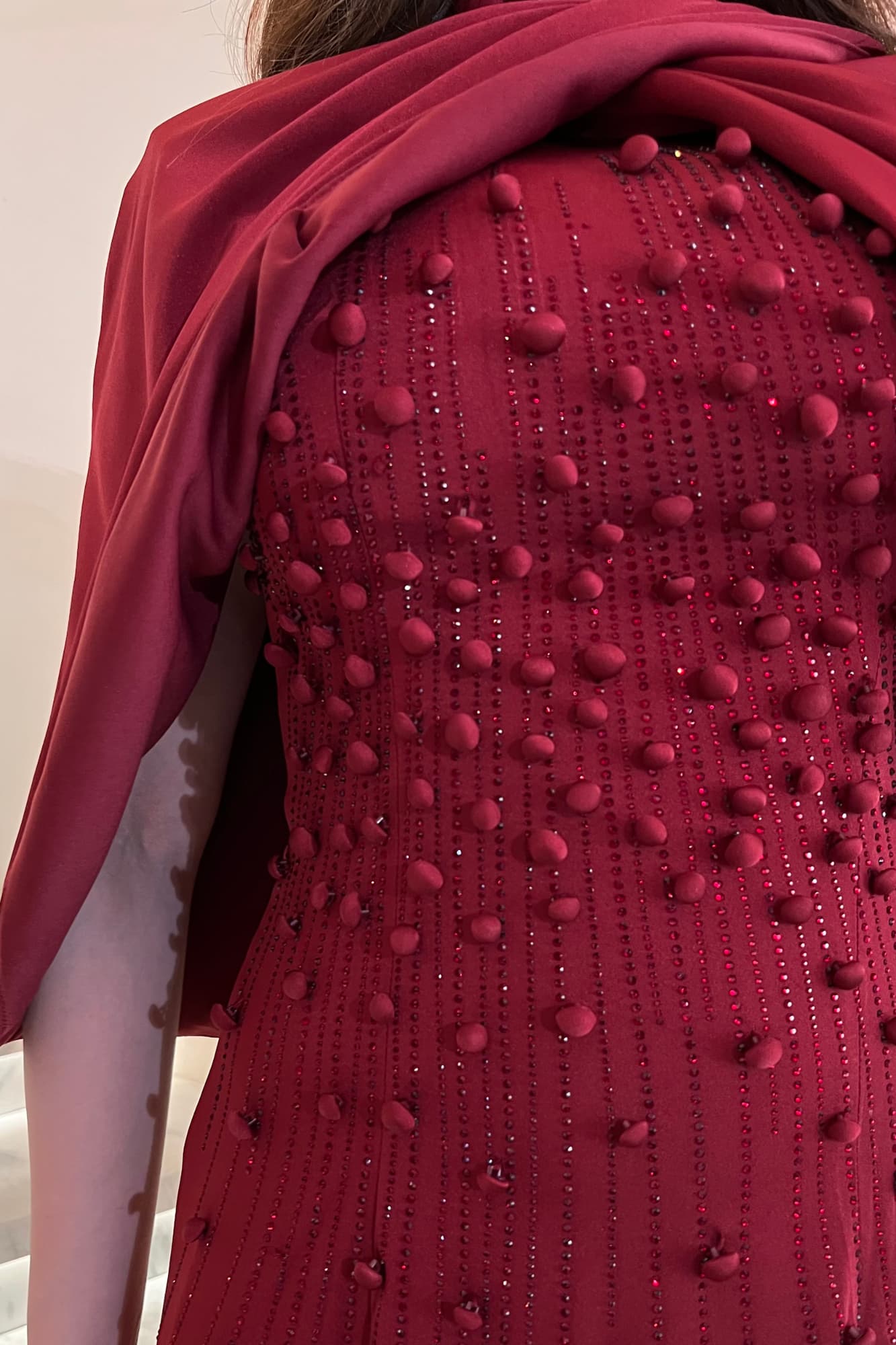 فستان سهرة يخطف النظر من أول لحظة قصّته مستقيمة وانسيابية تعطي طول ورشاقة عودي