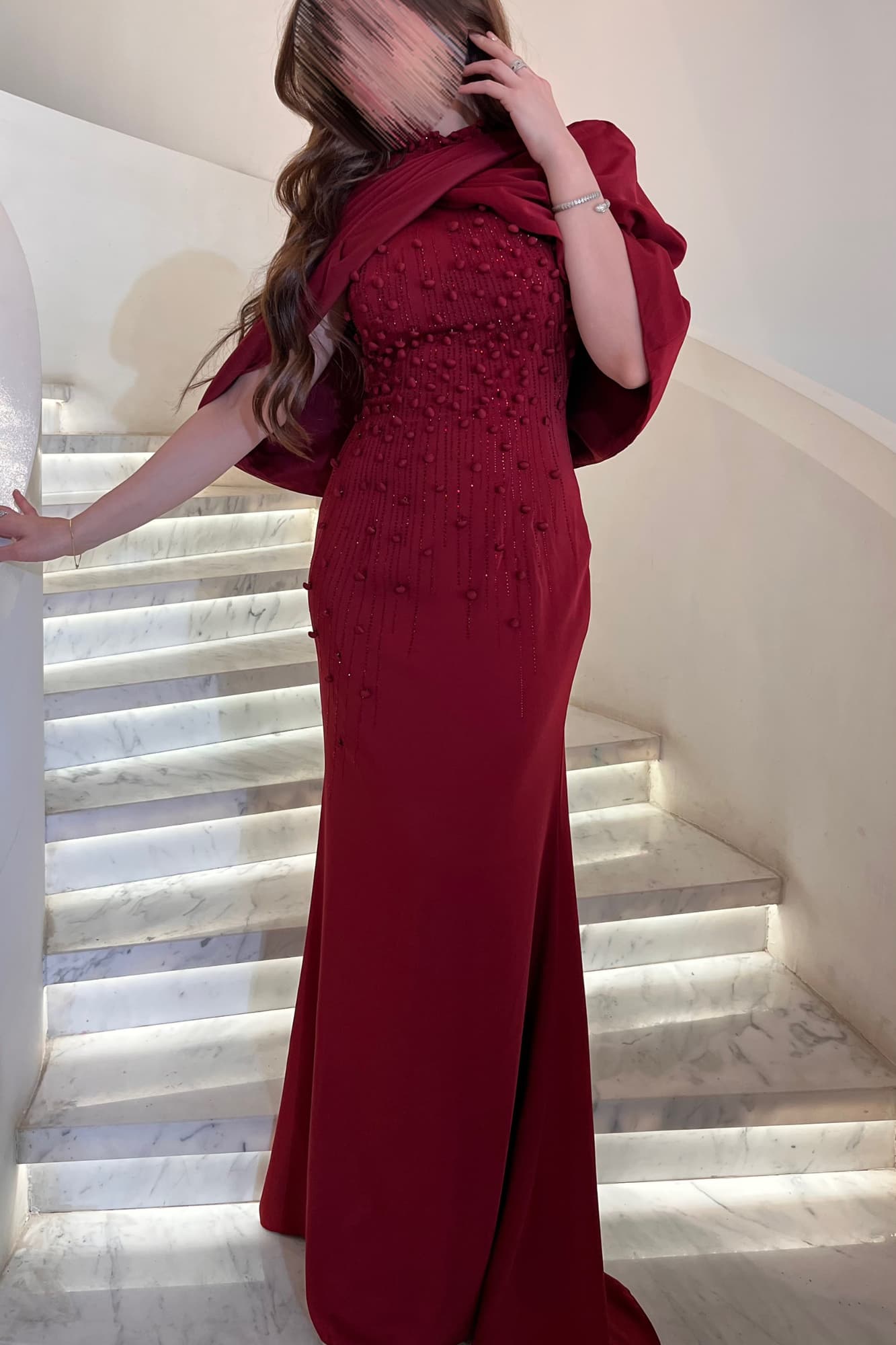 فستان سهرة يخطف النظر من أول لحظة قصّته مستقيمة وانسيابية تعطي طول ورشاقة