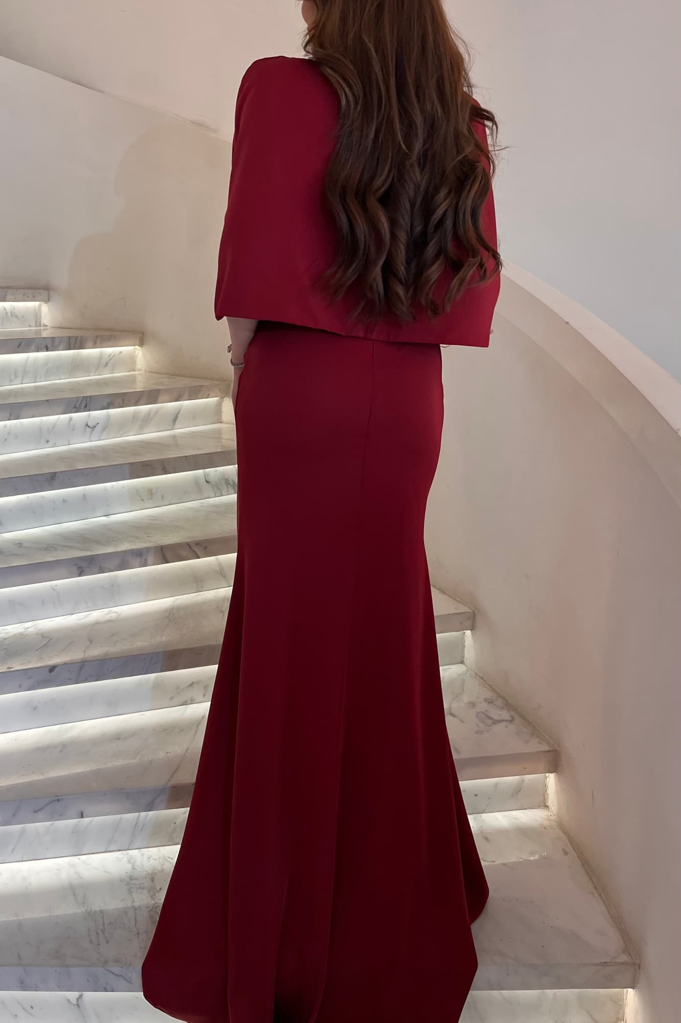 فستان سهرة يخطف النظر من أول لحظة قصّته مستقيمة وانسيابية تعطي طول ورشاقة