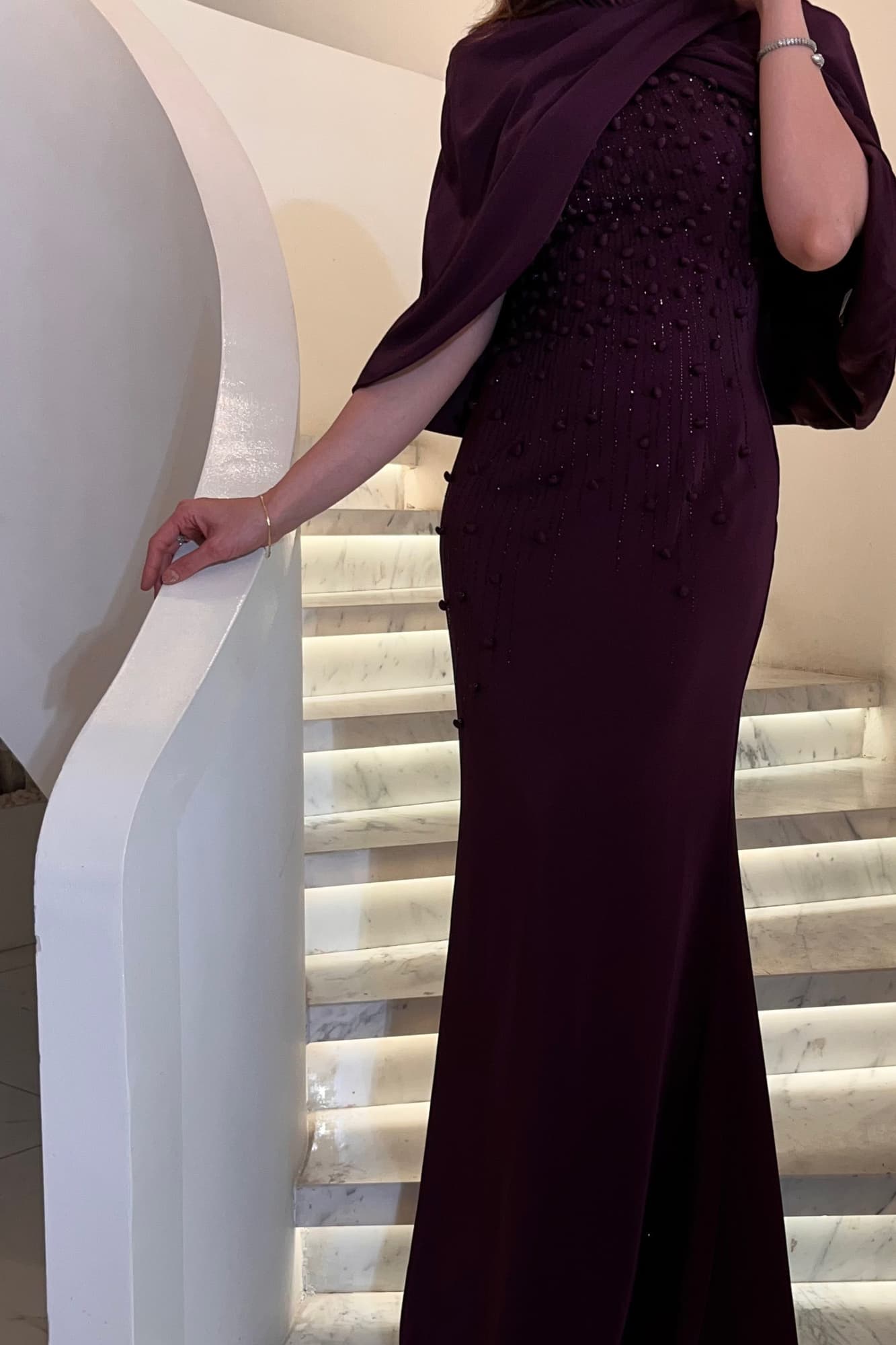 فستان سهرة يخطف النظر من أول لحظة قصّته مستقيمة وانسيابية تعطي طول ورشاقة