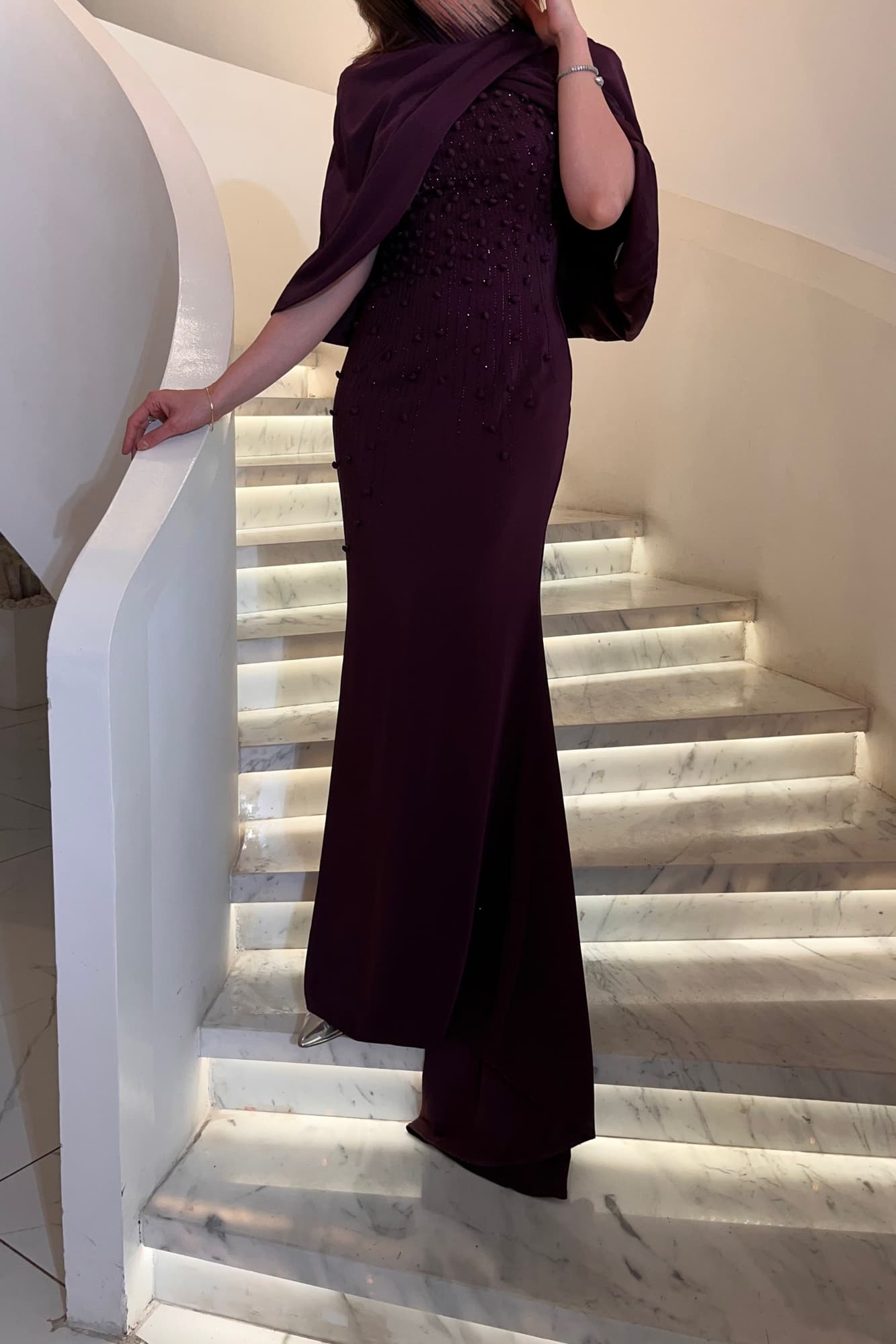 فستان سهرة يخطف النظر من أول لحظة قصّته مستقيمة وانسيابية تعطي طول ورشاقة