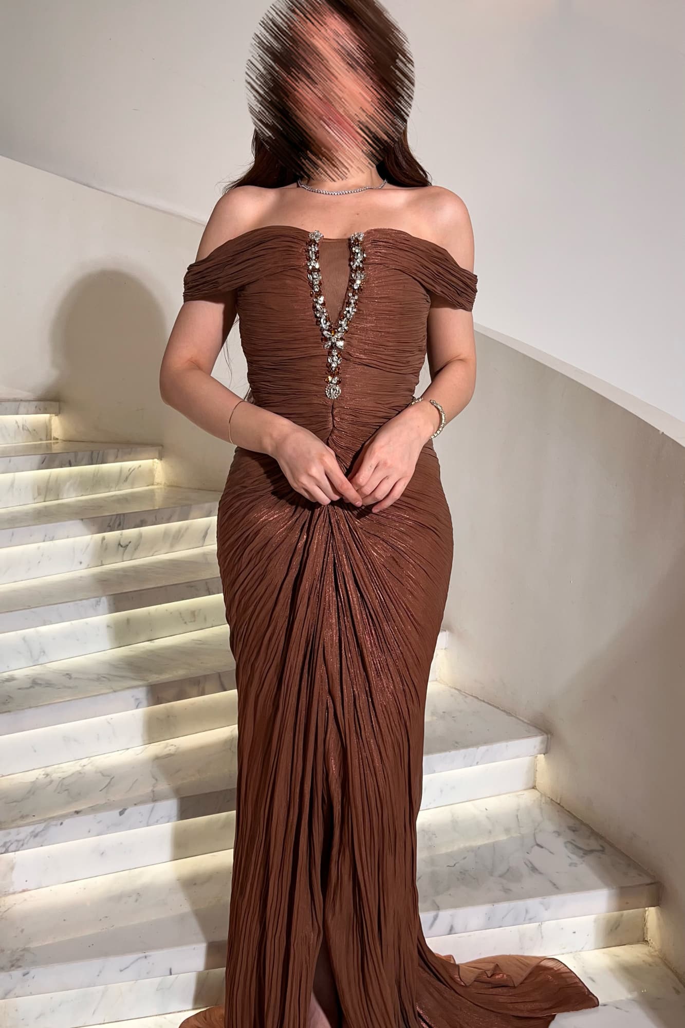 فستان سهرة أنيق بتصميم الأوف شولدر يبرز الأكتاف بأنوثة ناعمة