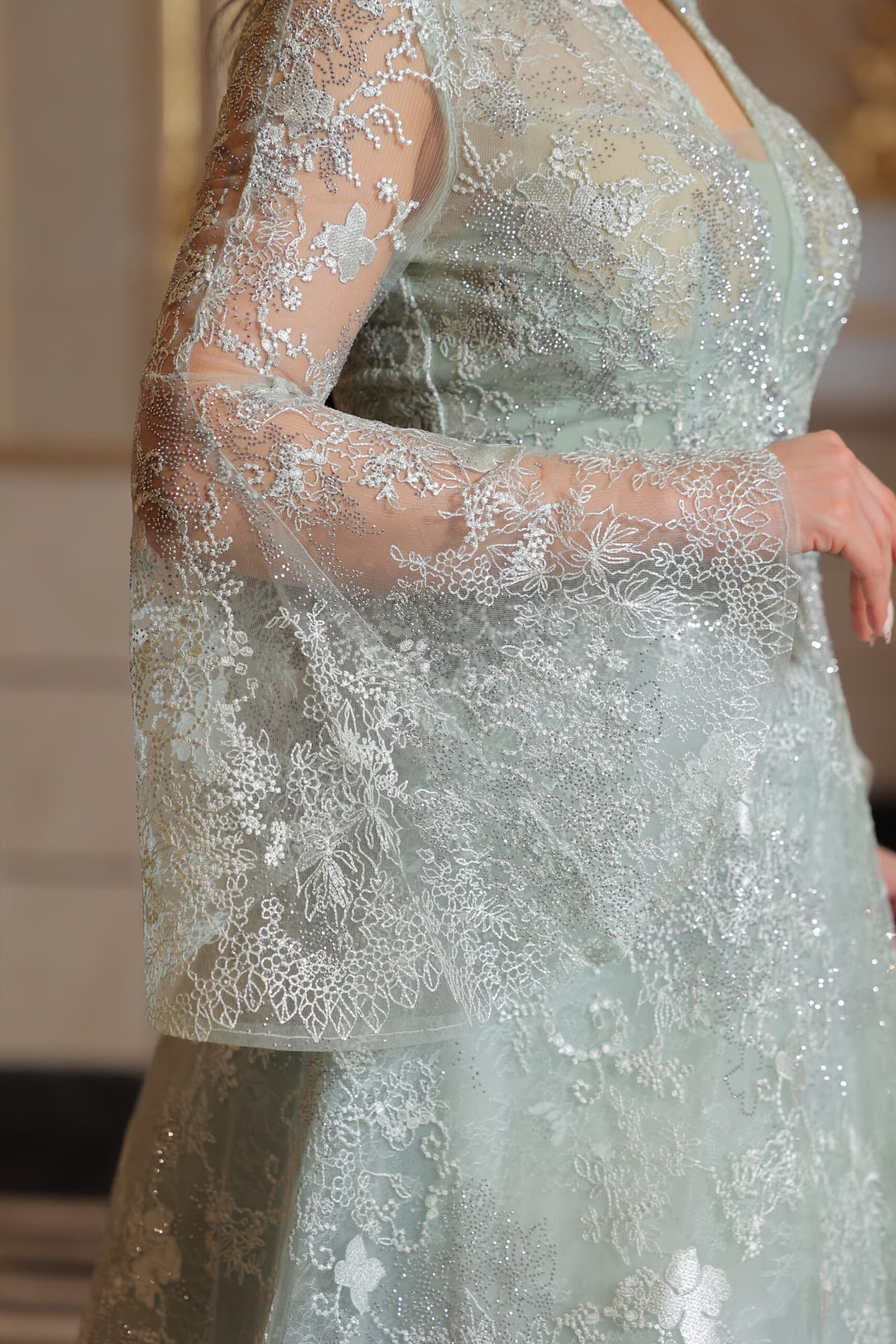 فستان سهره ملكي دانتيل باكمام كلوش عشبي فاتح