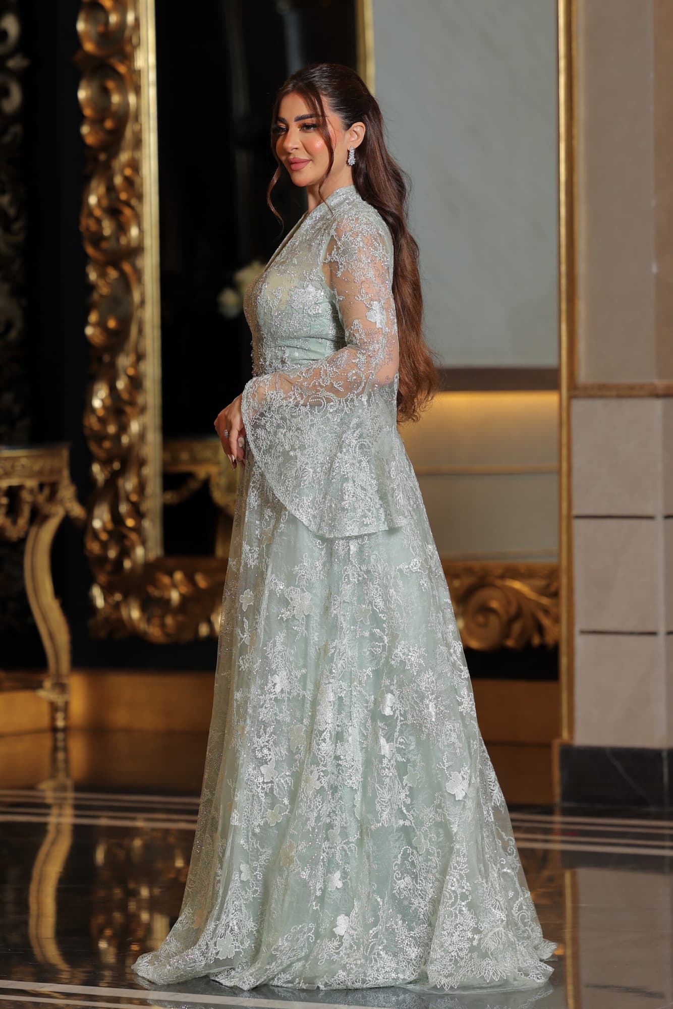 فستان سهره ملكي دانتيل باكمام كلوش