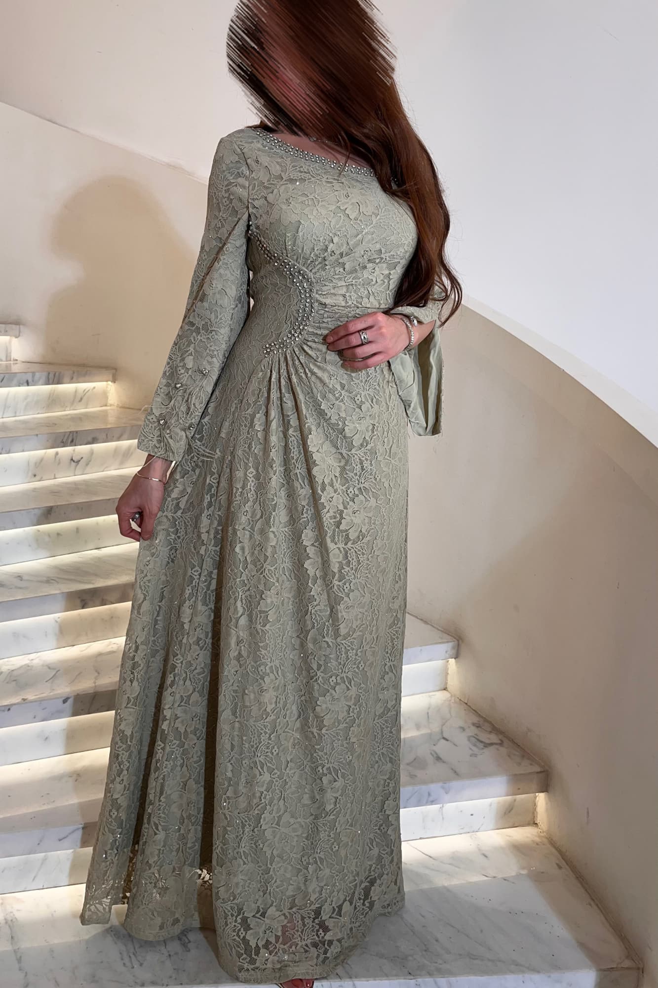 فستان ناعم فخم بتصميم أنثوي راقٍ. مصنوع من دانتيل مطرّز بالكريستالات الفضية