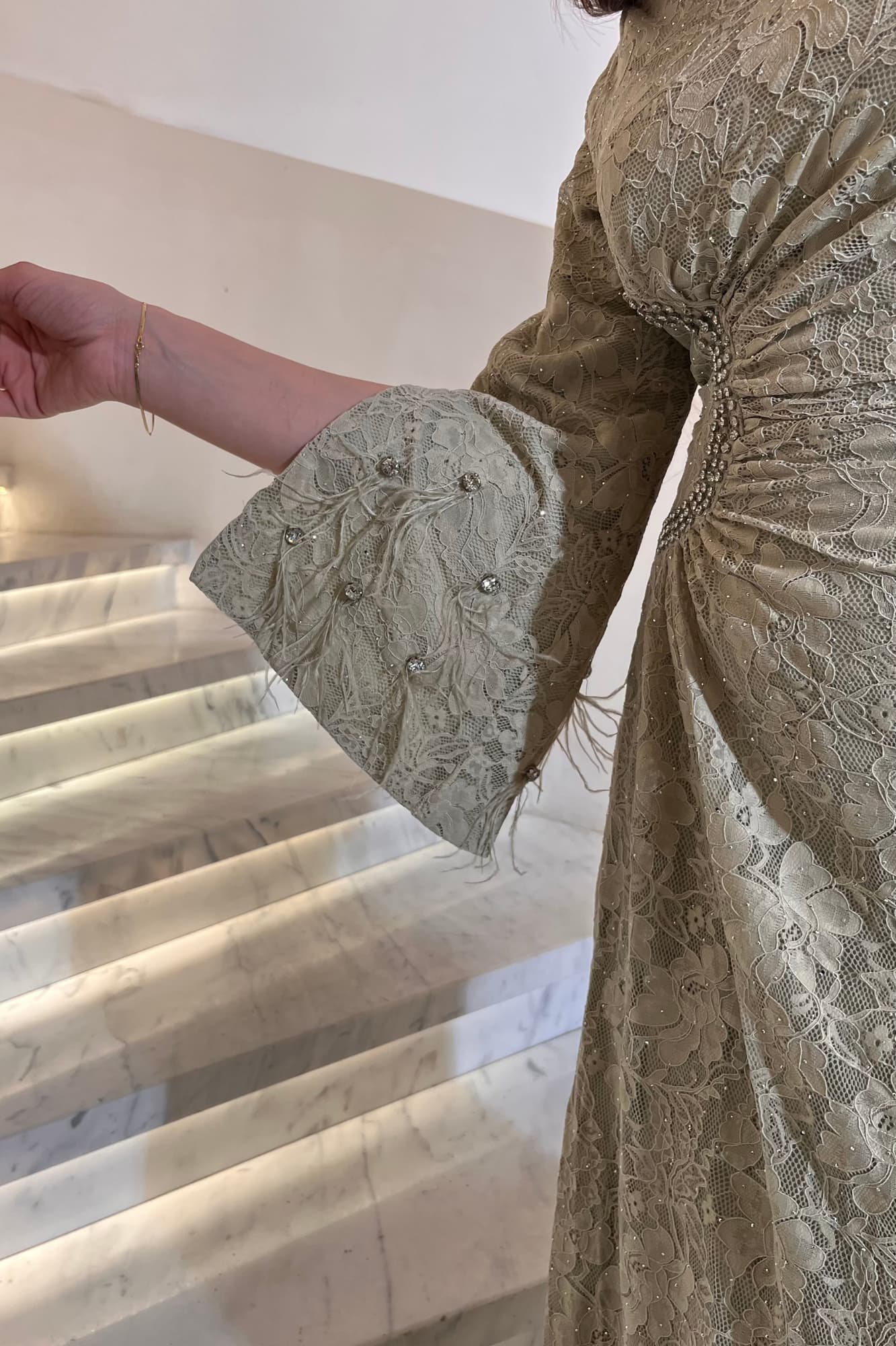 فستان ناعم فخم بتصميم أنثوي راقٍ. مصنوع من دانتيل مطرّز بالكريستالات الفضية