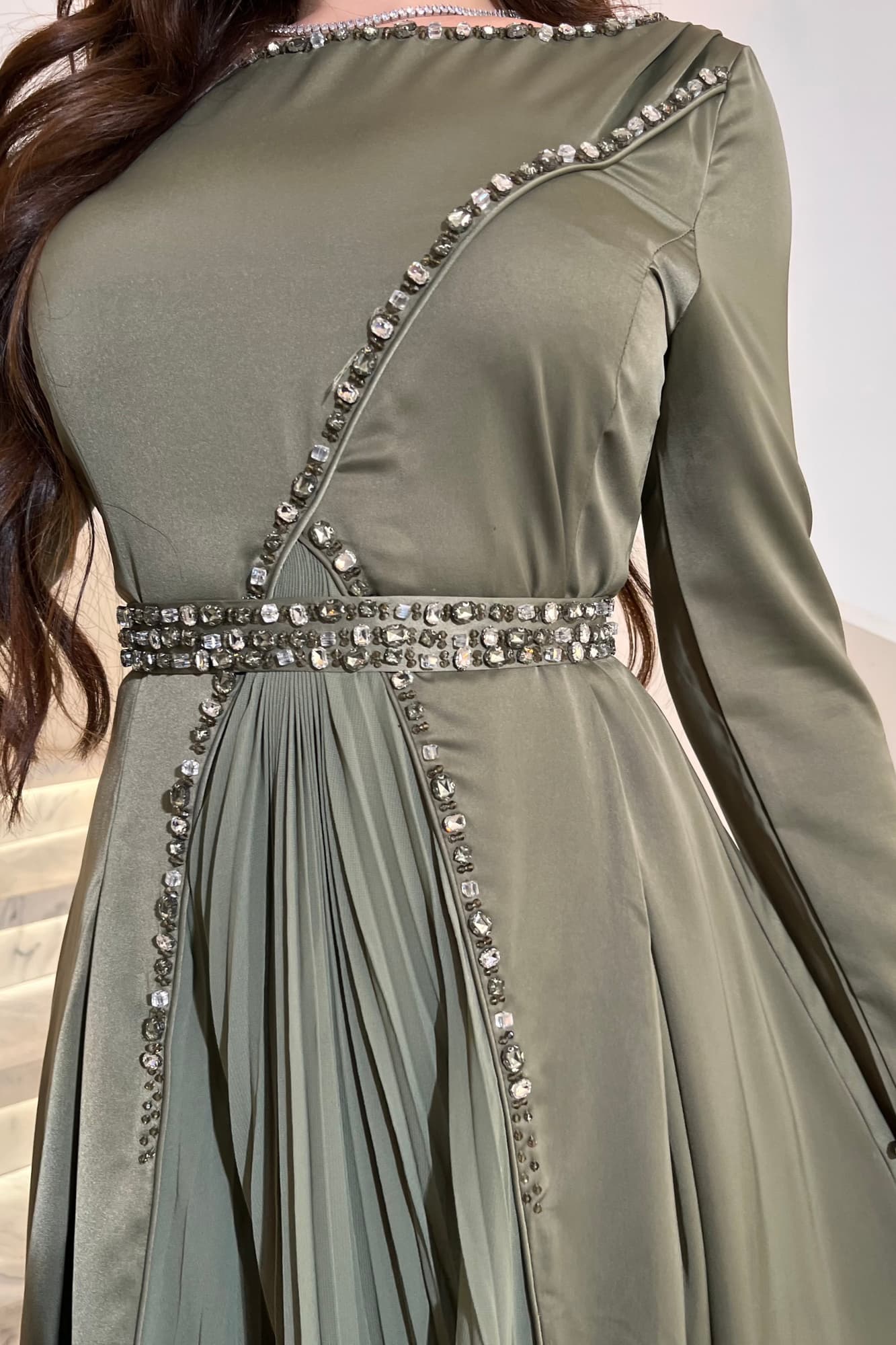 فستان ناعم فخم بتصميم طويل من قماش ساتان يتميّز بتطريز يدوي من الكريستالات اللامعة عشبي