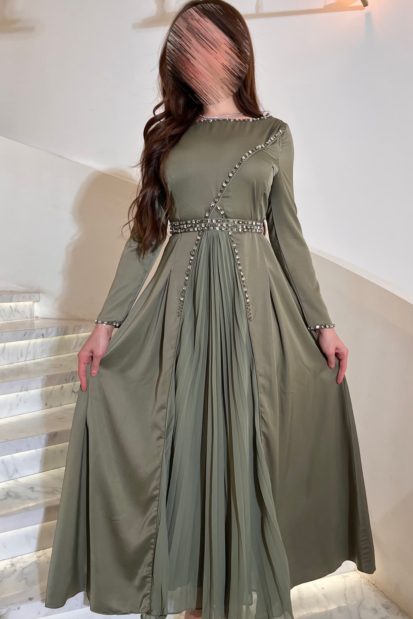 فستان ناعم فخم بتصميم طويل من قماش ساتان يتميّز بتطريز يدوي من الكريستالات اللامعة