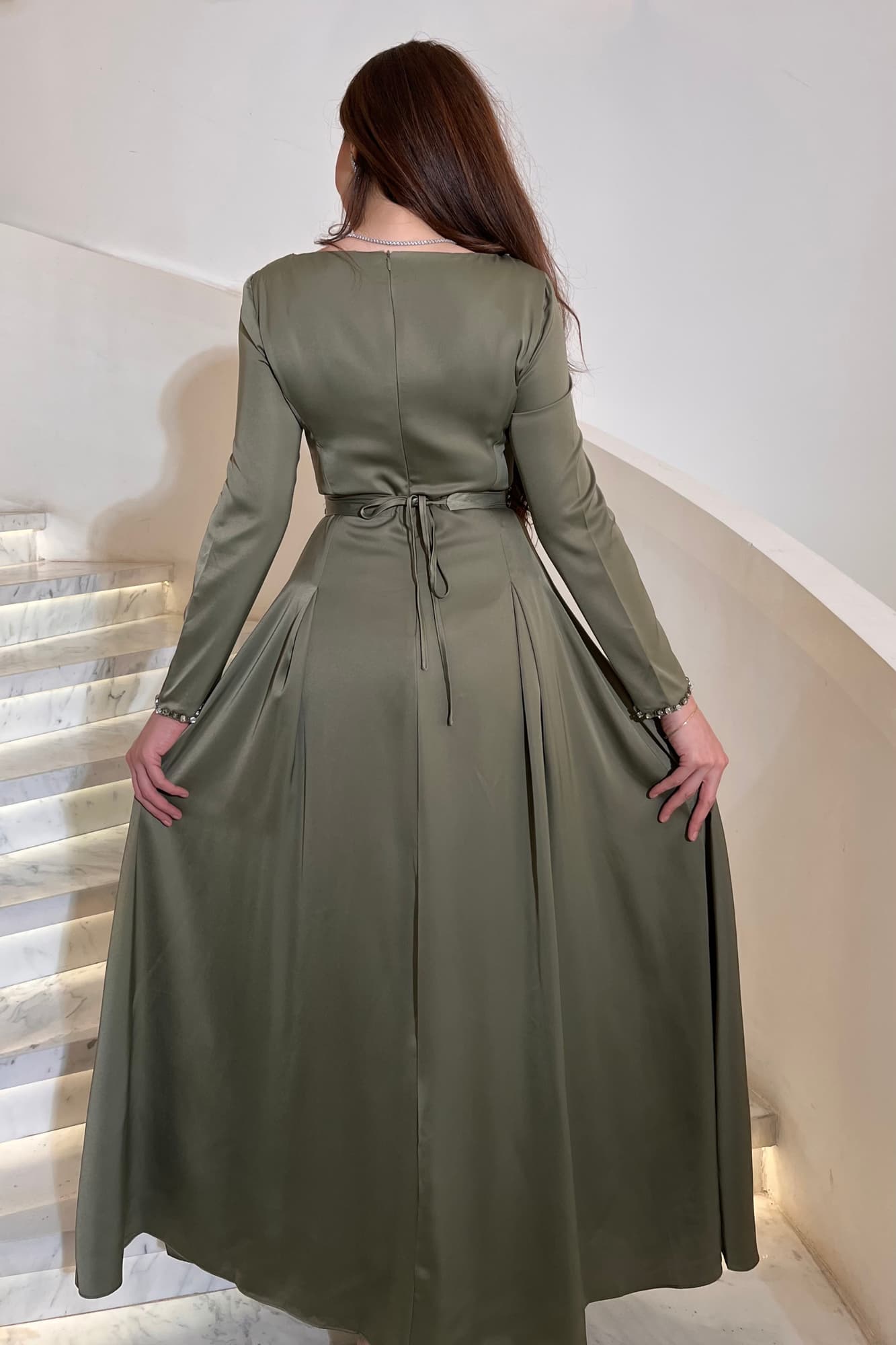 فستان ناعم فخم بتصميم طويل من قماش ساتان يتميّز بتطريز يدوي من الكريستالات اللامعة