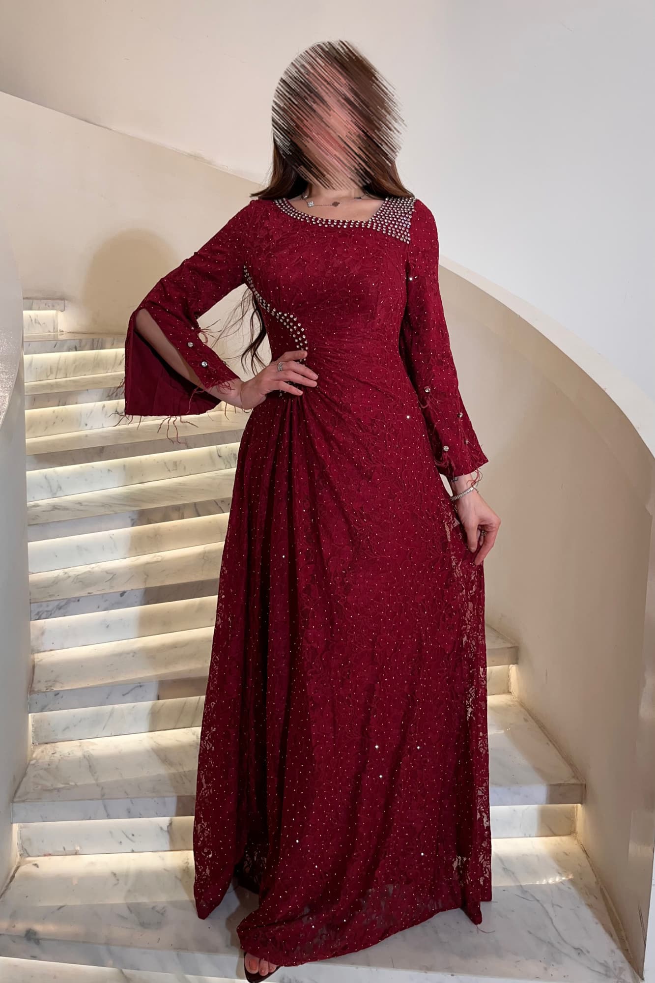 فستان ناعم فخم بتصميم أنثوي راقٍ. مصنوع من دانتيل مطرّز بالكريستالات الفضية