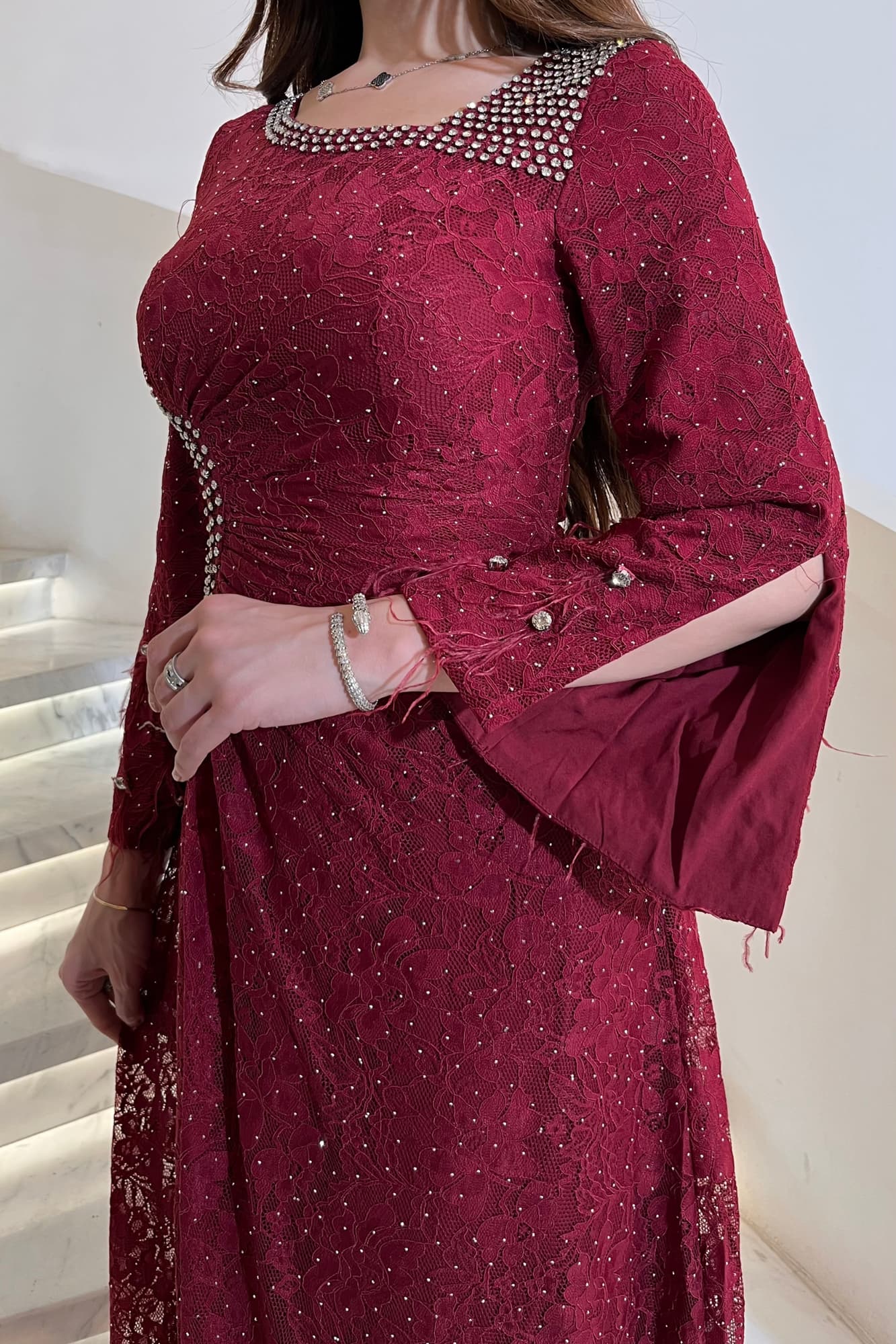 فستان ناعم فخم بتصميم أنثوي راقٍ. مصنوع من دانتيل مطرّز بالكريستالات الفضية