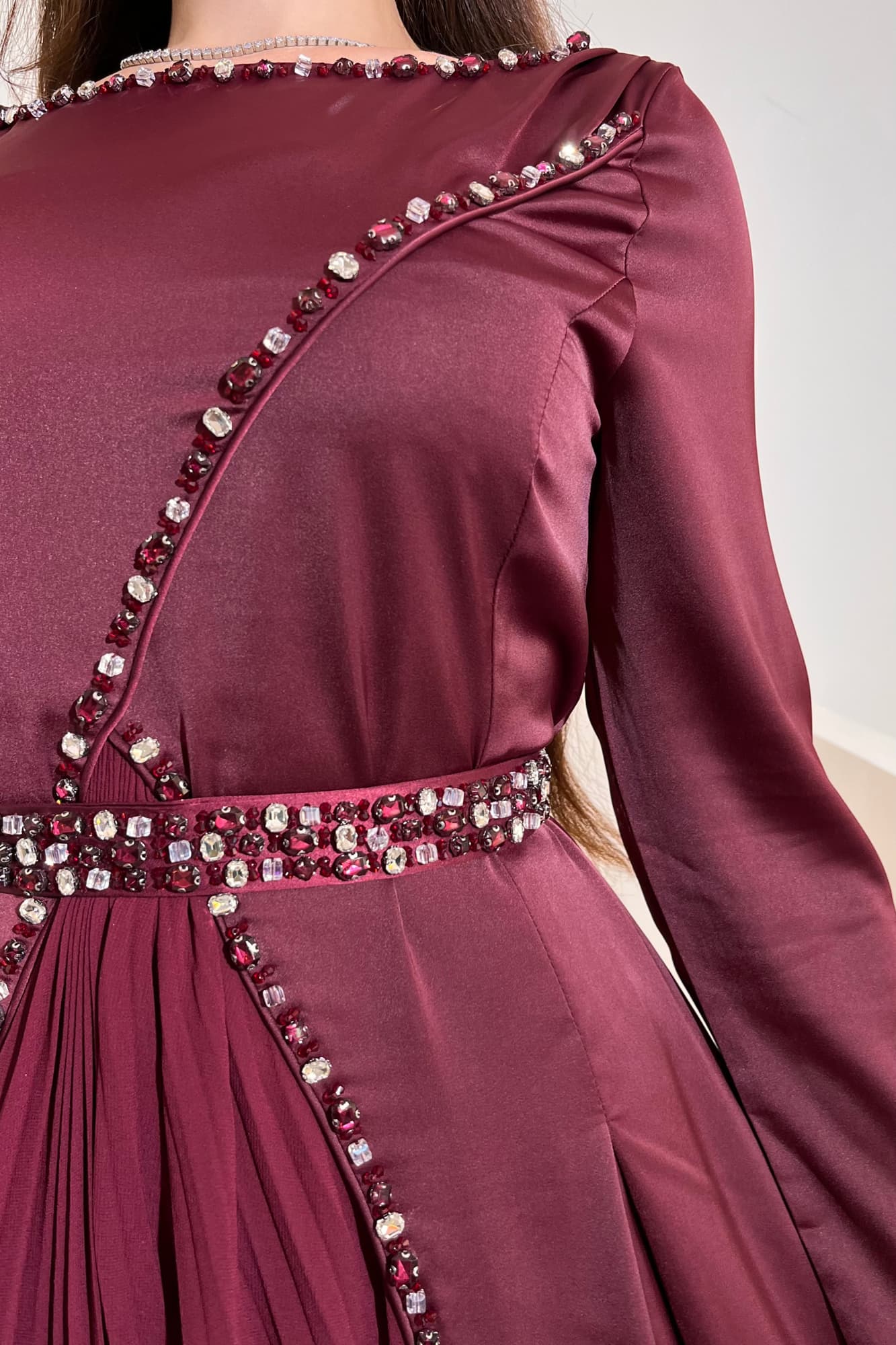 فستان ناعم فخم بتصميم طويل من قماش ساتان يتميّز بتطريز يدوي من الكريستالات اللامعة عودي