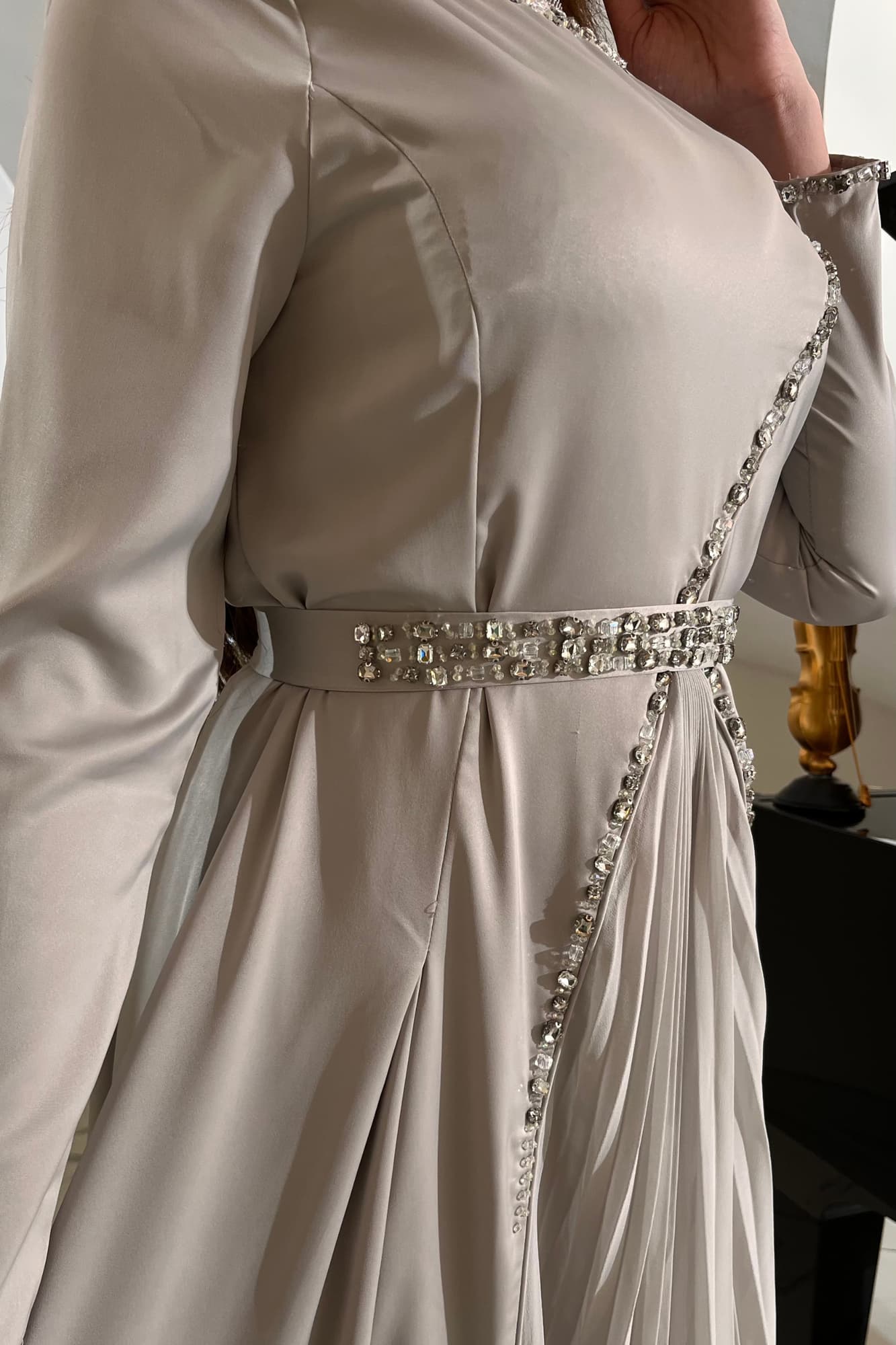 فستان ناعم فخم بتصميم طويل من قماش ساتان يتميّز بتطريز يدوي من الكريستالات اللامعة لحمي فاتح