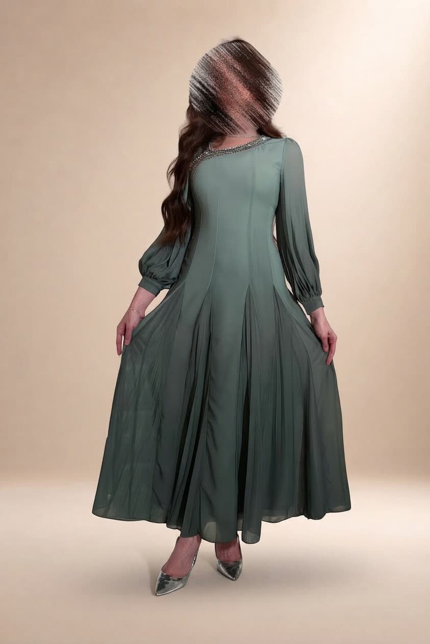 فستان سهرة راقٍ بلون متدرّج يعكس سحر الهدوء والأنوثة بتصميم طويل منسدل