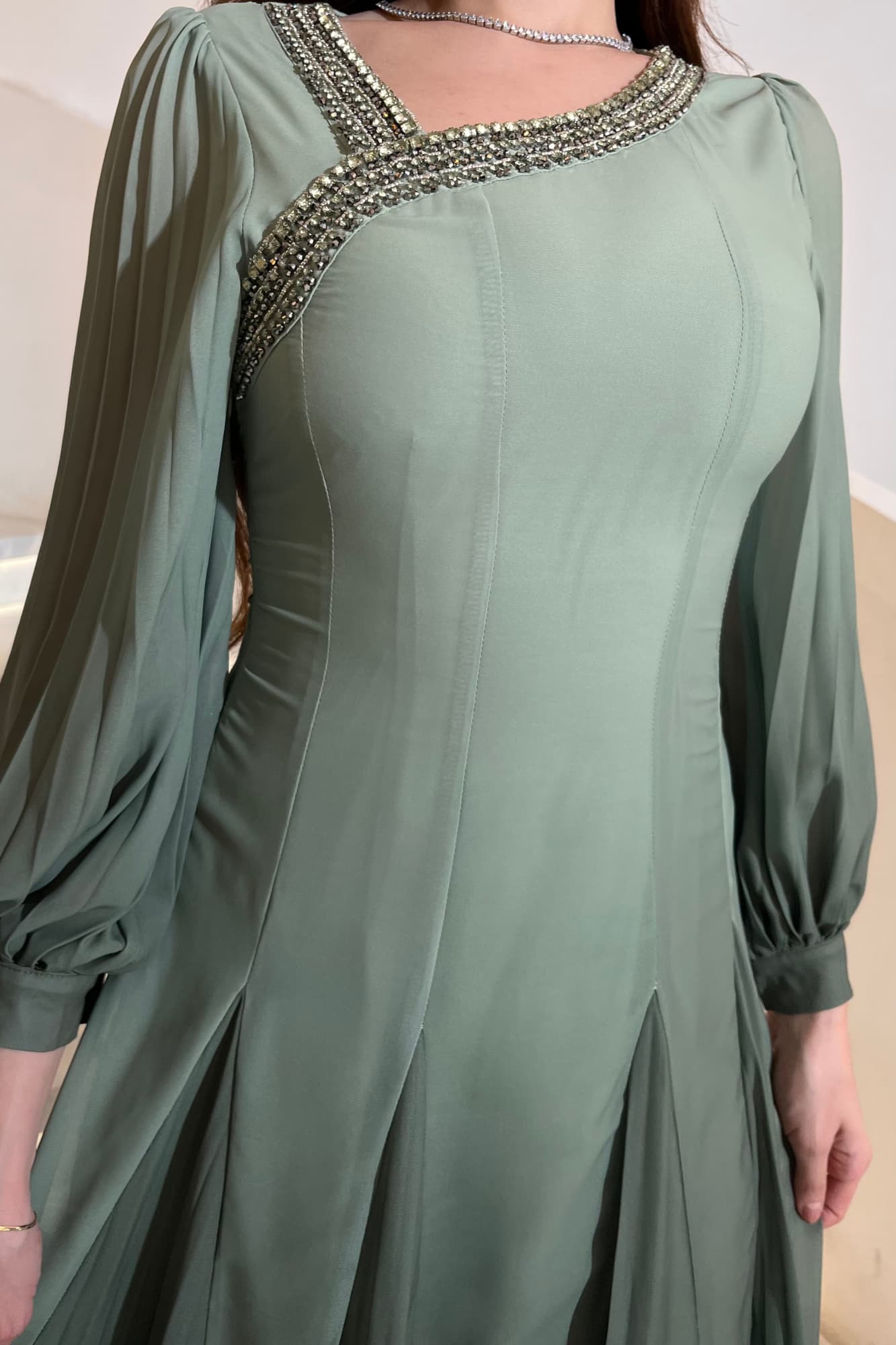 فستان سهرة راقٍ بلون متدرّج يعكس سحر الهدوء والأنوثة بتصميم طويل منسدل