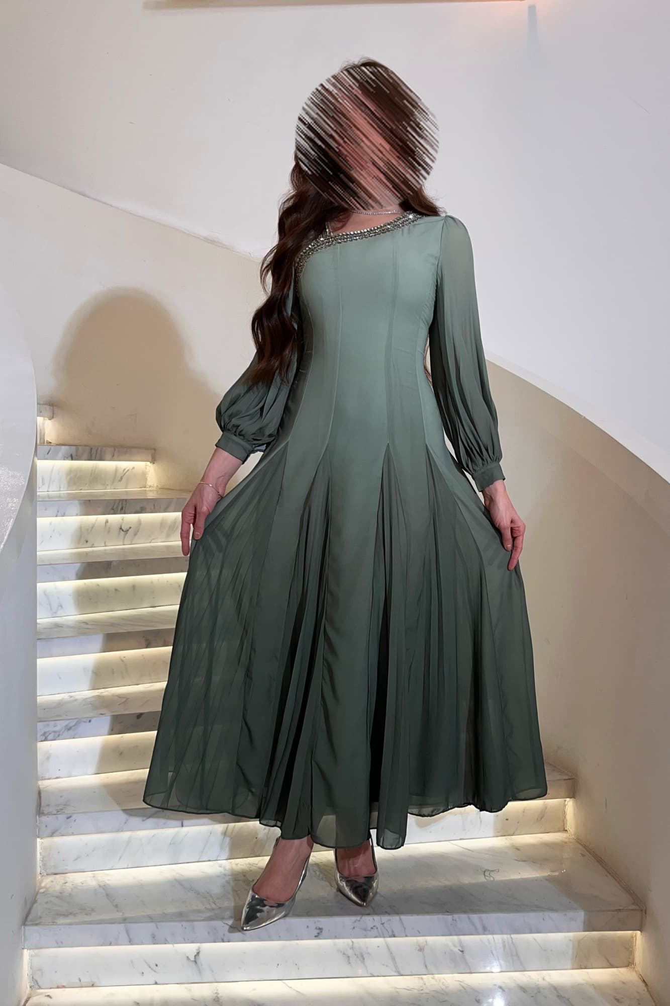 فستان سهرة راقٍ بلون متدرّج يعكس سحر الهدوء والأنوثة بتصميم طويل منسدل