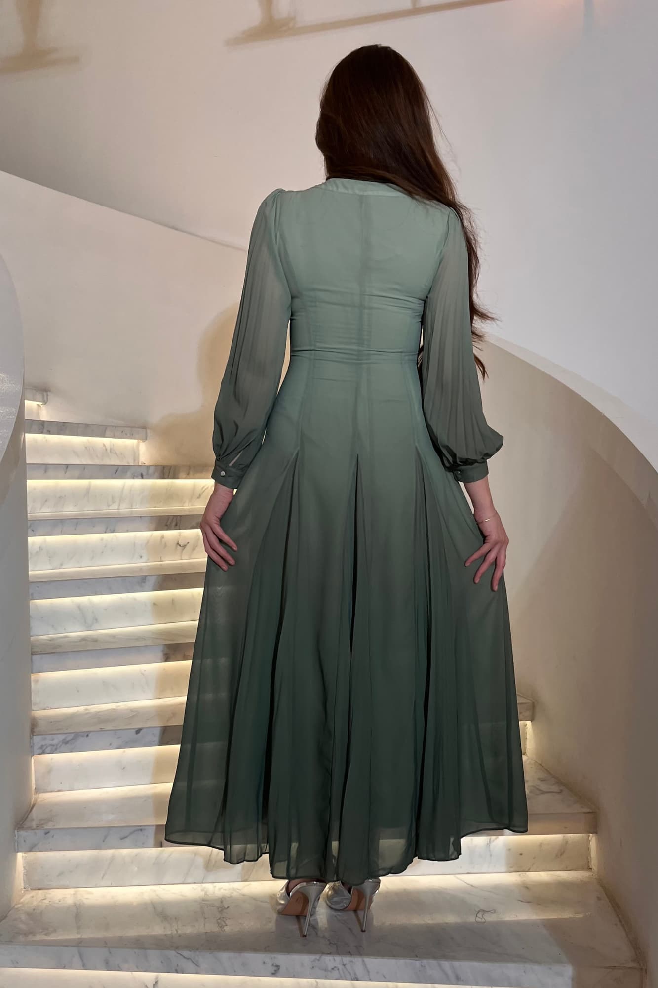 فستان سهرة راقٍ بلون متدرّج يعكس سحر الهدوء والأنوثة بتصميم طويل منسدل