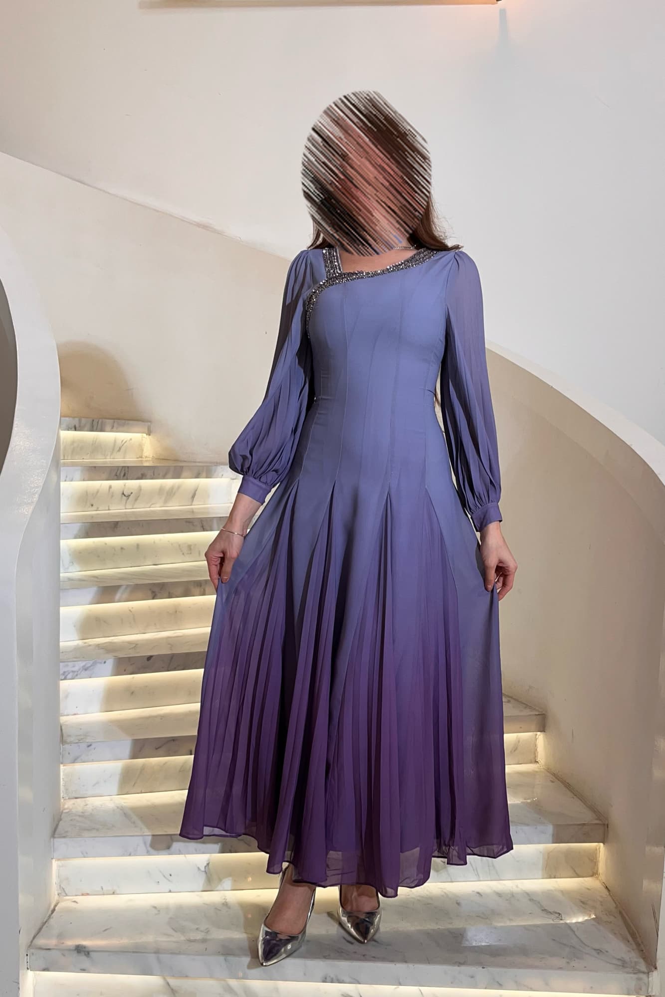 فستان سهرة راقٍ بلون متدرّج يعكس سحر الهدوء والأنوثة بتصميم طويل منسدل