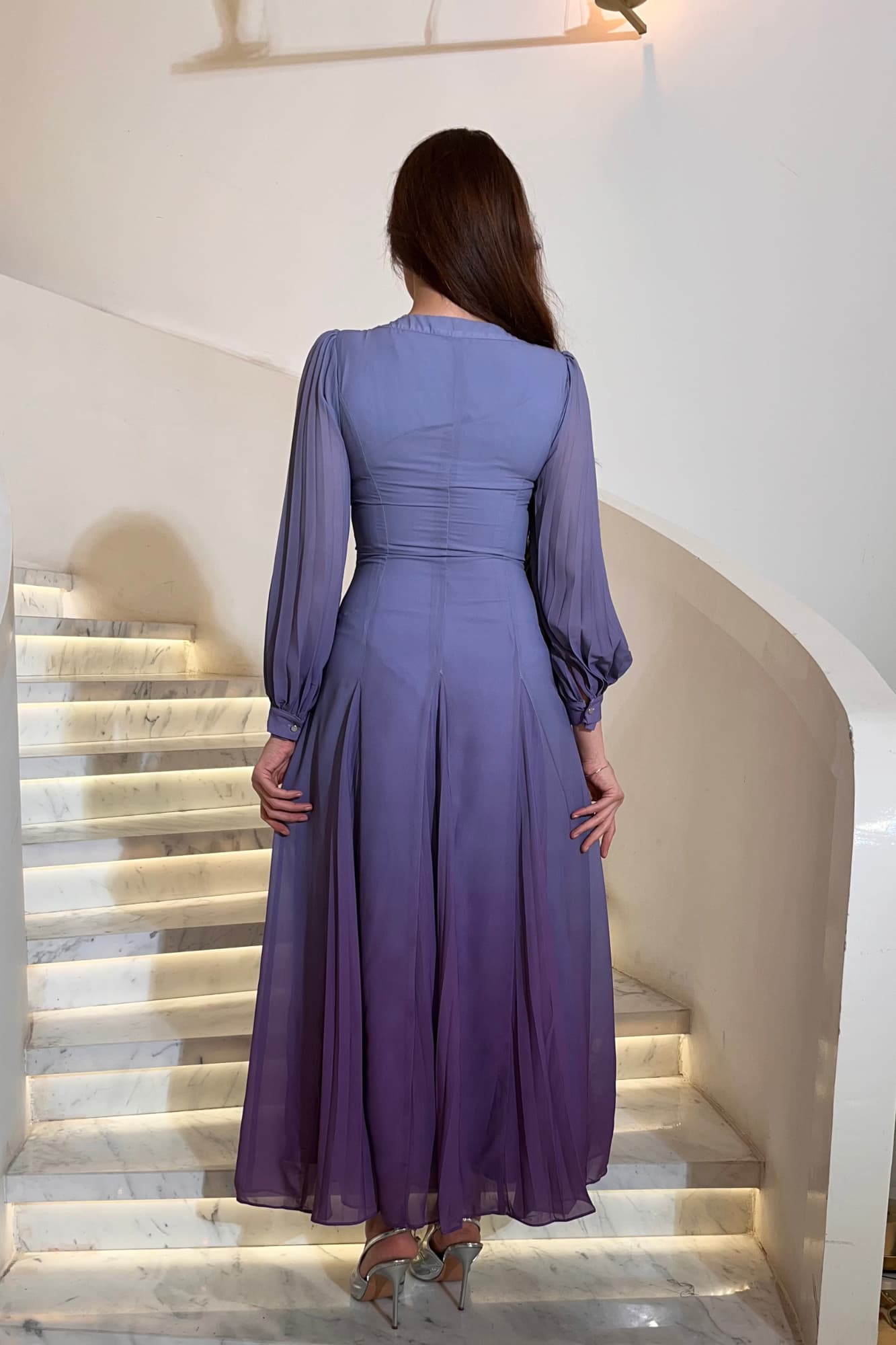 فستان سهرة راقٍ بلون متدرّج يعكس سحر الهدوء والأنوثة بتصميم طويل منسدل