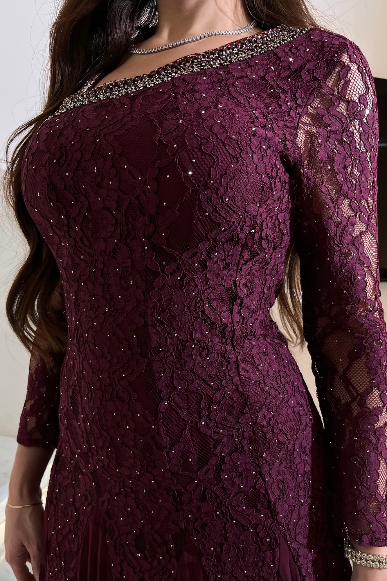 فستان سهرة فاخر يجمع بين فخامة الدانتيل وسحر الانسيابية بتصميم أنيق مطرّز بتفاصيل دقيقة