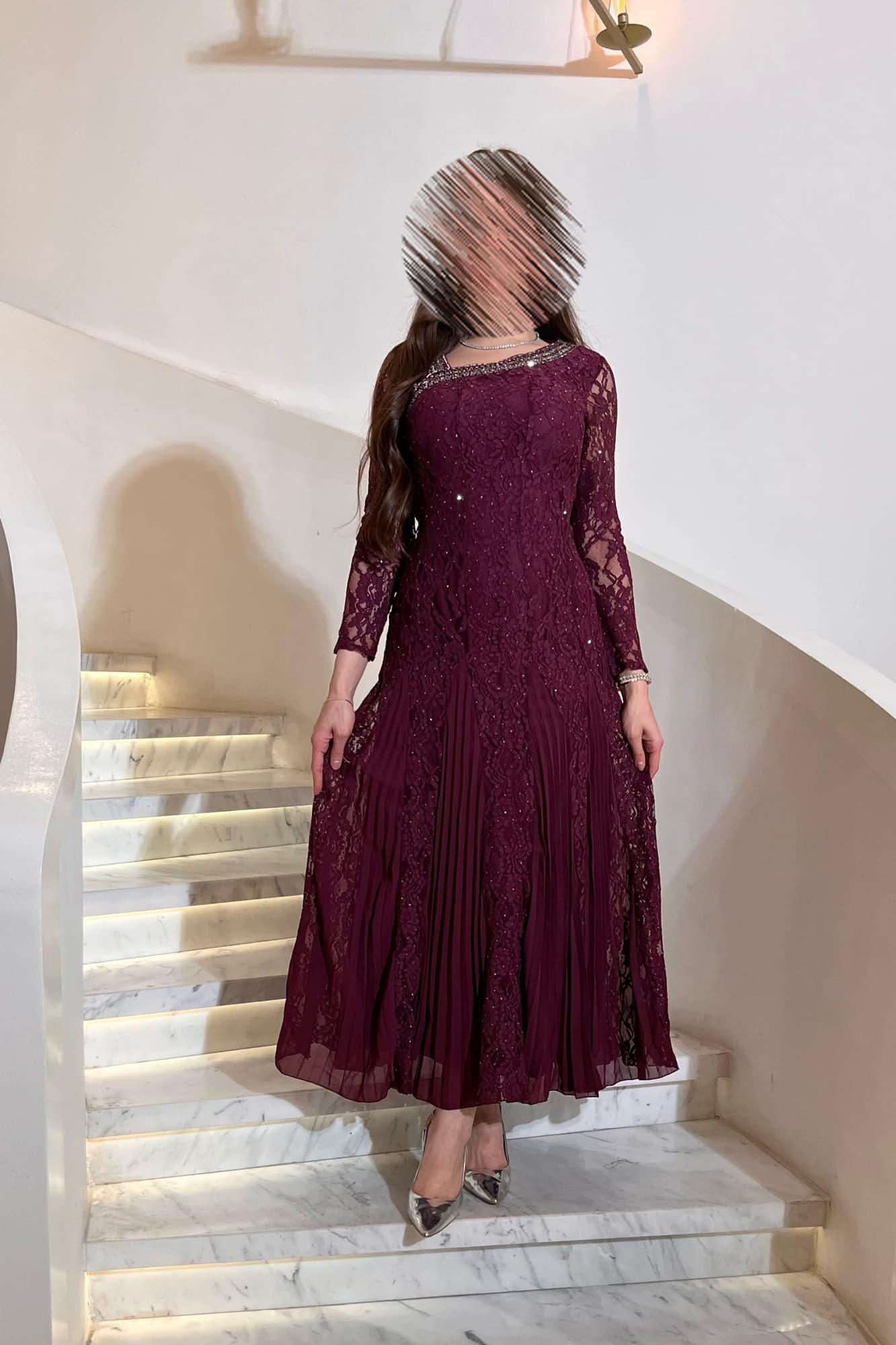 فستان سهرة فاخر يجمع بين فخامة الدانتيل وسحر الانسيابية بتصميم أنيق مطرّز بتفاصيل دقيقة