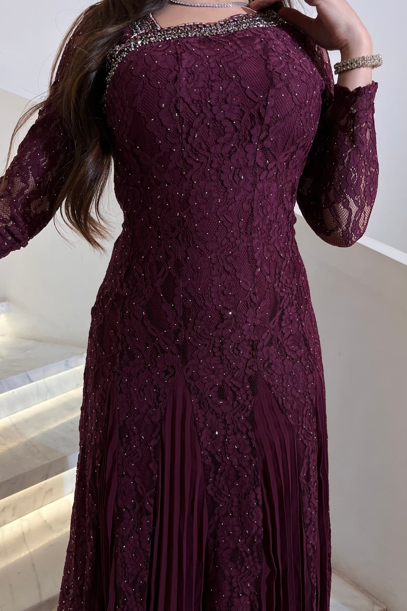 فستان سهرة فاخر يجمع بين فخامة الدانتيل وسحر الانسيابية بتصميم أنيق مطرّز بتفاصيل دقيقة