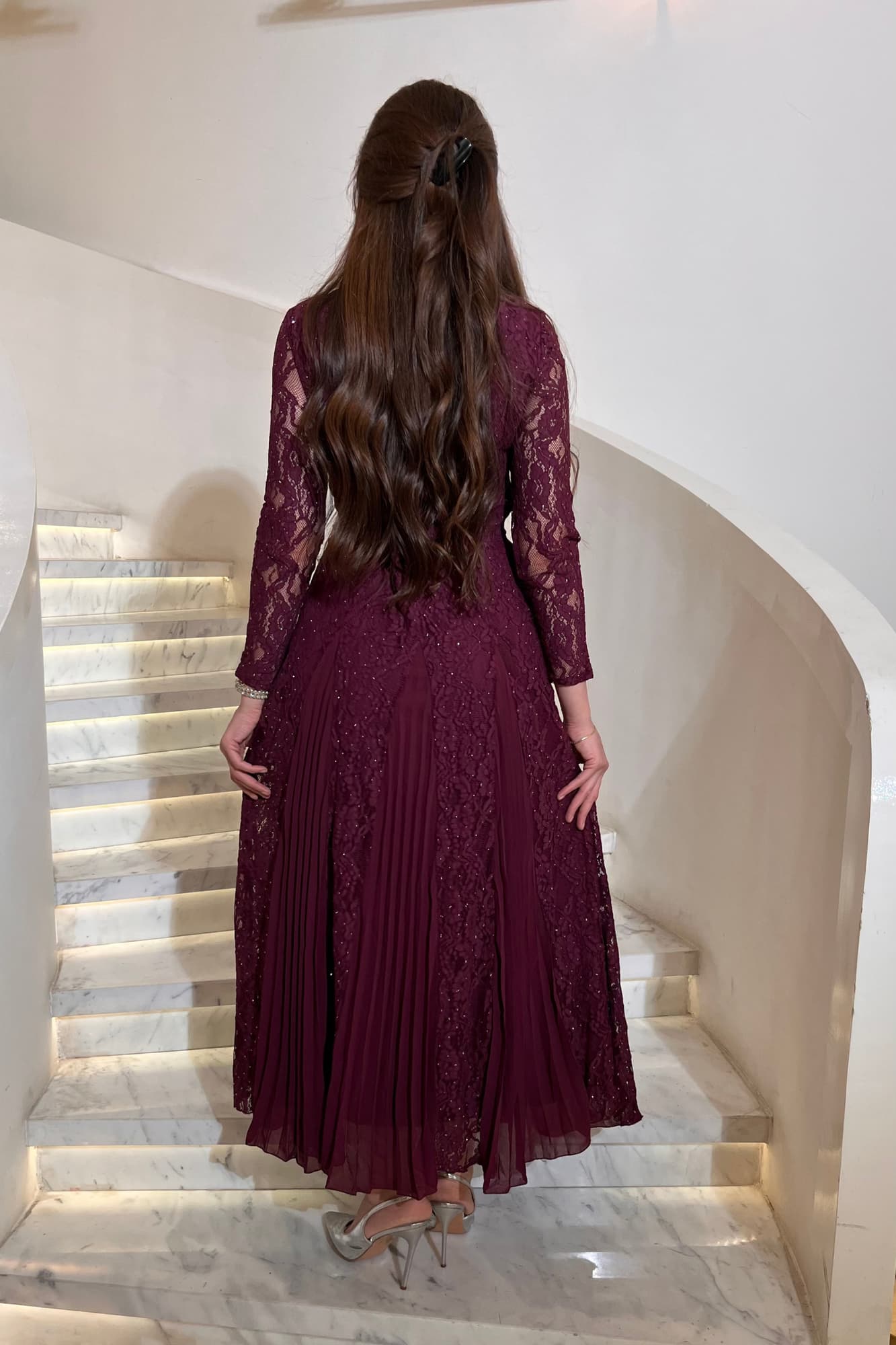 فستان سهرة فاخر يجمع بين فخامة الدانتيل وسحر الانسيابية بتصميم أنيق مطرّز بتفاصيل دقيقة