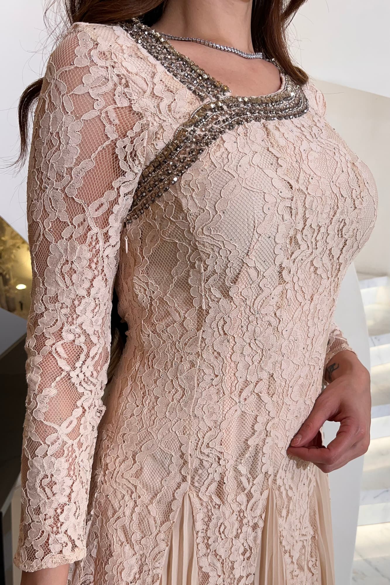 فستان سهرة فاخر يجمع بين فخامة الدانتيل وسحر الانسيابية بتصميم أنيق مطرّز بتفاصيل دقيقة