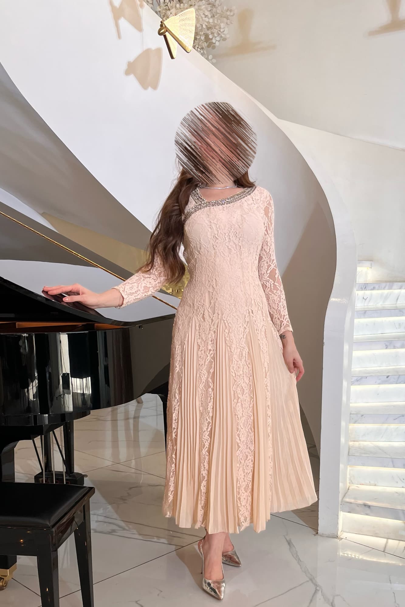 فستان سهرة فاخر يجمع بين فخامة الدانتيل وسحر الانسيابية بتصميم أنيق مطرّز بتفاصيل دقيقة