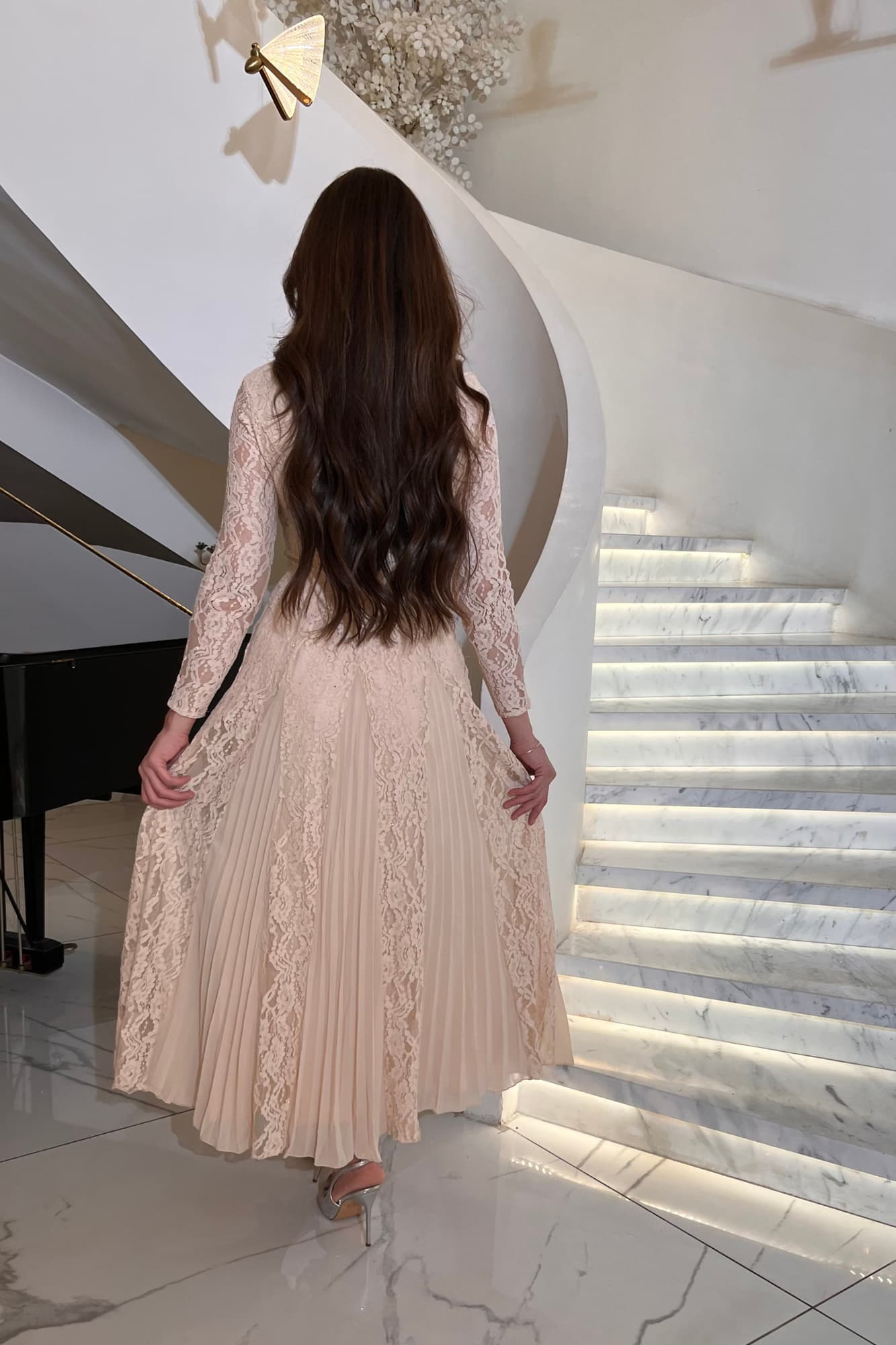 فستان سهرة فاخر يجمع بين فخامة الدانتيل وسحر الانسيابية بتصميم أنيق مطرّز بتفاصيل دقيقة